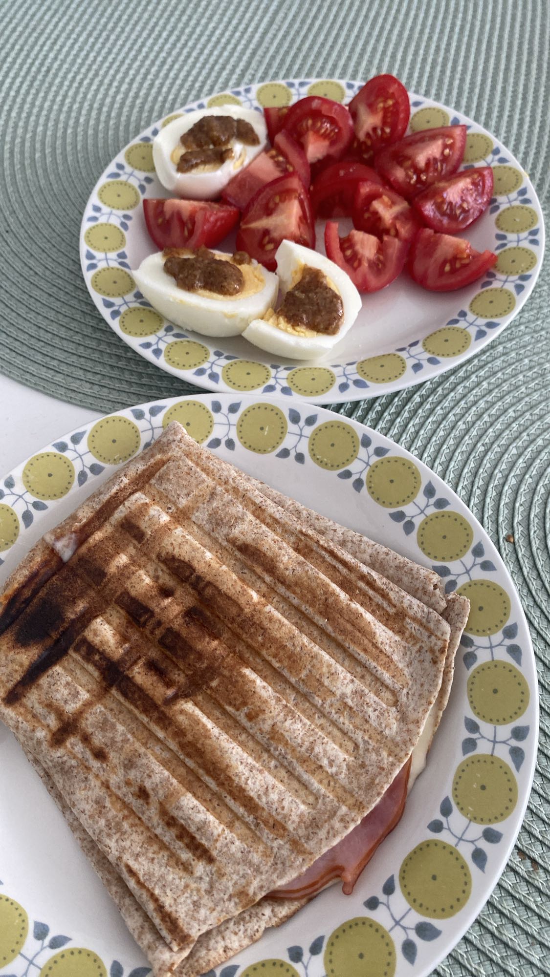 Tost z szynką i jajka z pomidorami