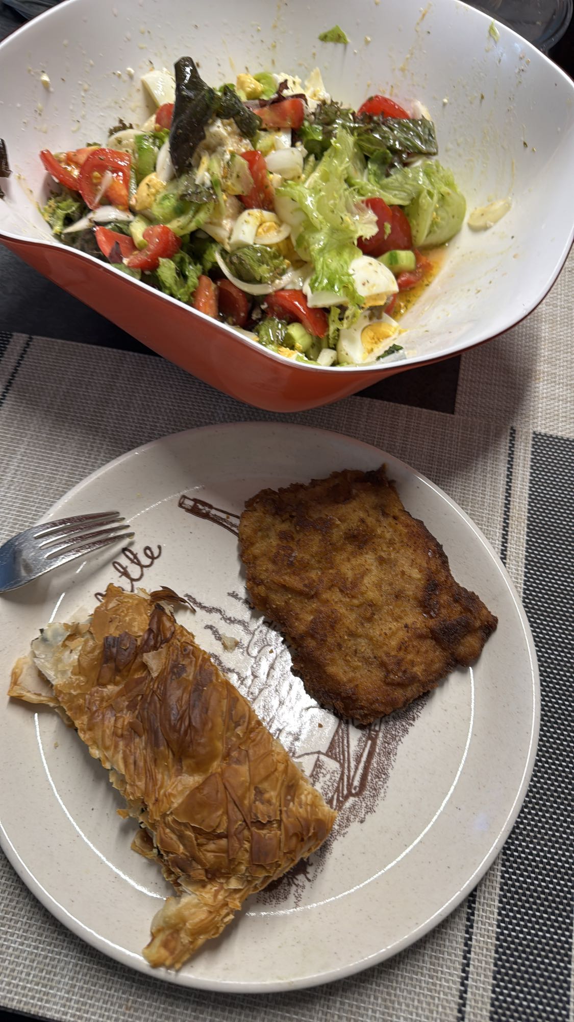 Salata, schnitzel ve börek