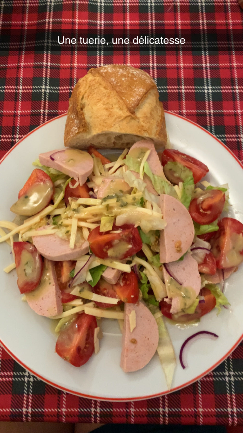 Salade strasbourgeoise et baguette croustille