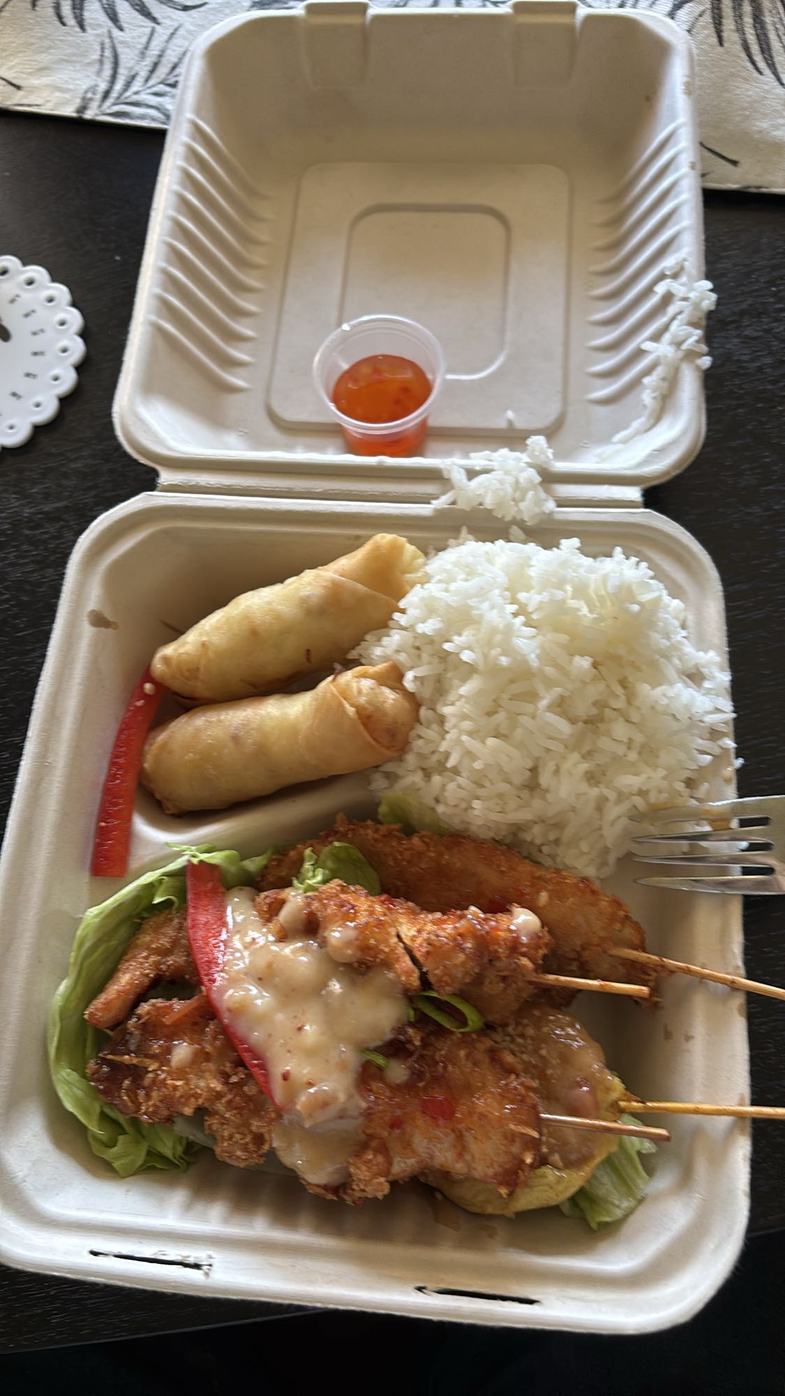 Kyllingspyd med ris og vårruller