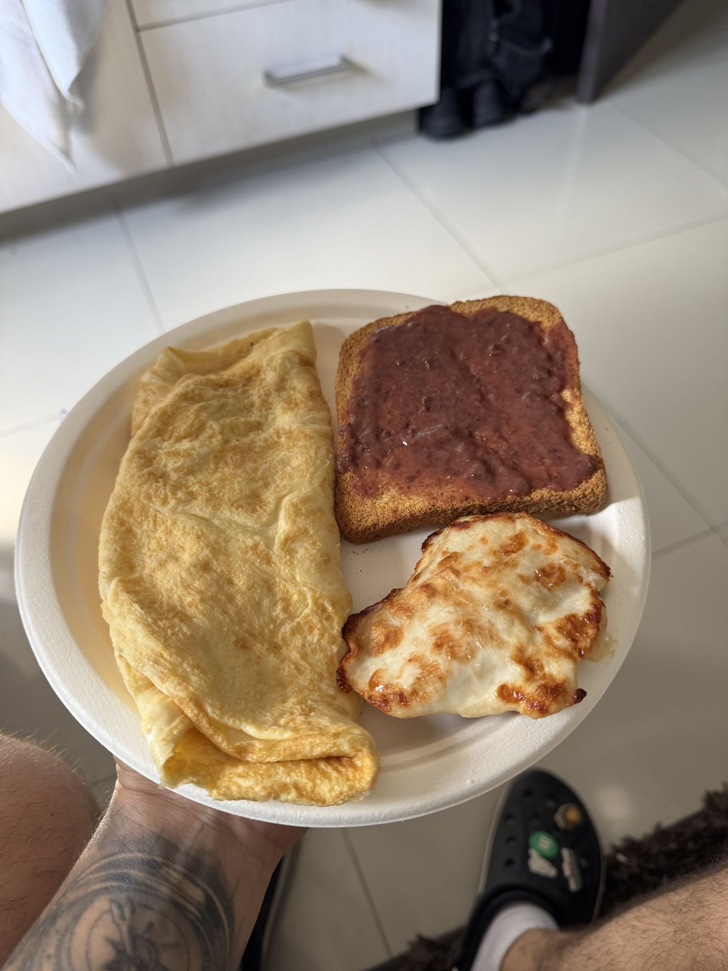 Desayuno con huevos, pechuga y tostada con mermelada