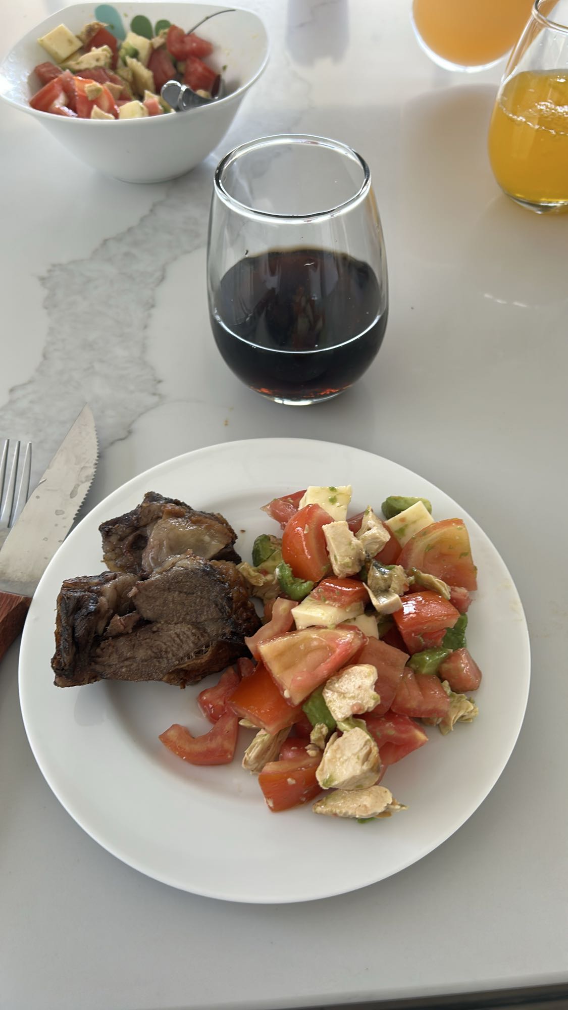 Carne asada y ensalada fresca