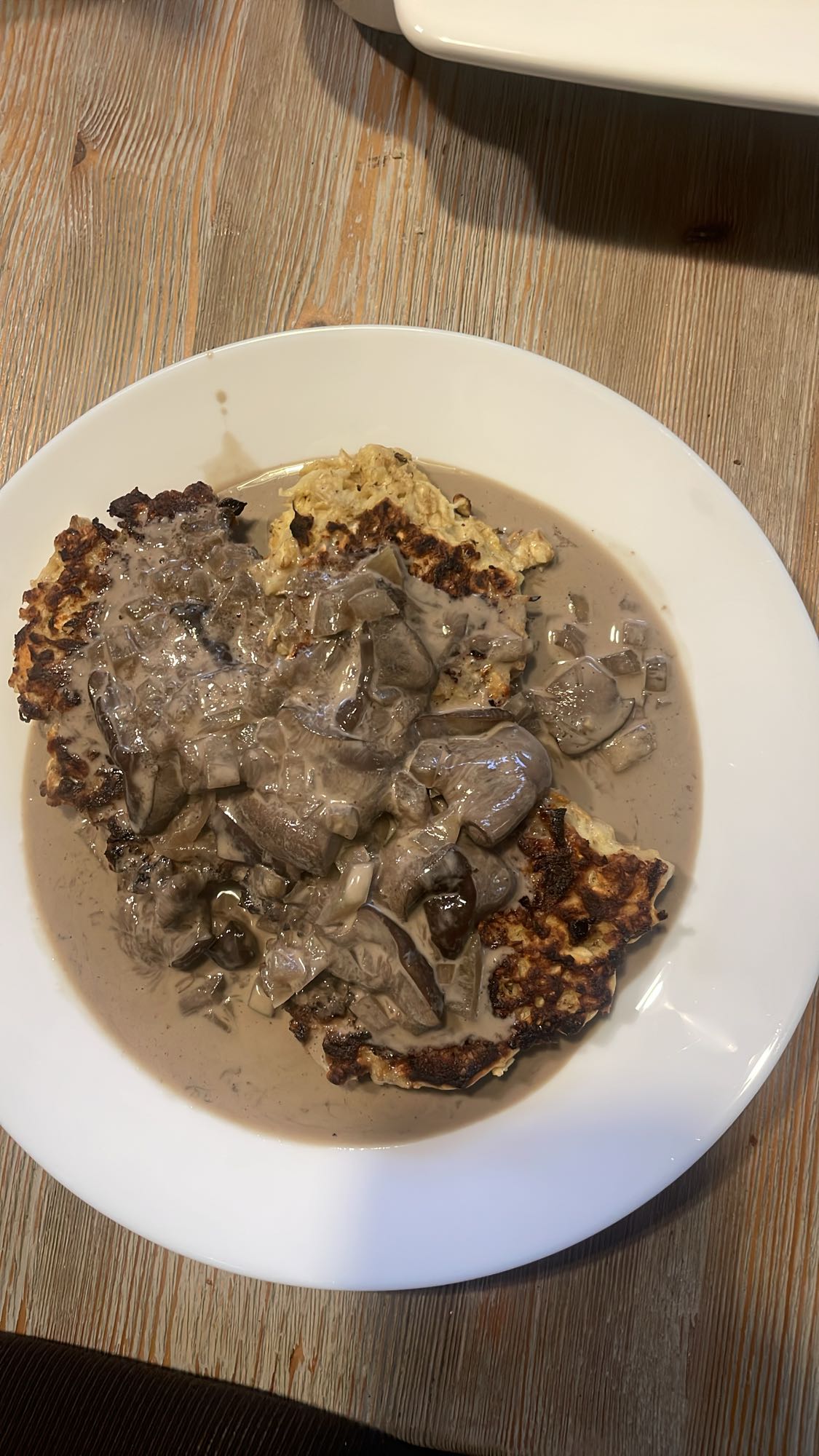 Placki z kiszonej kapusty z sosem grzybowym