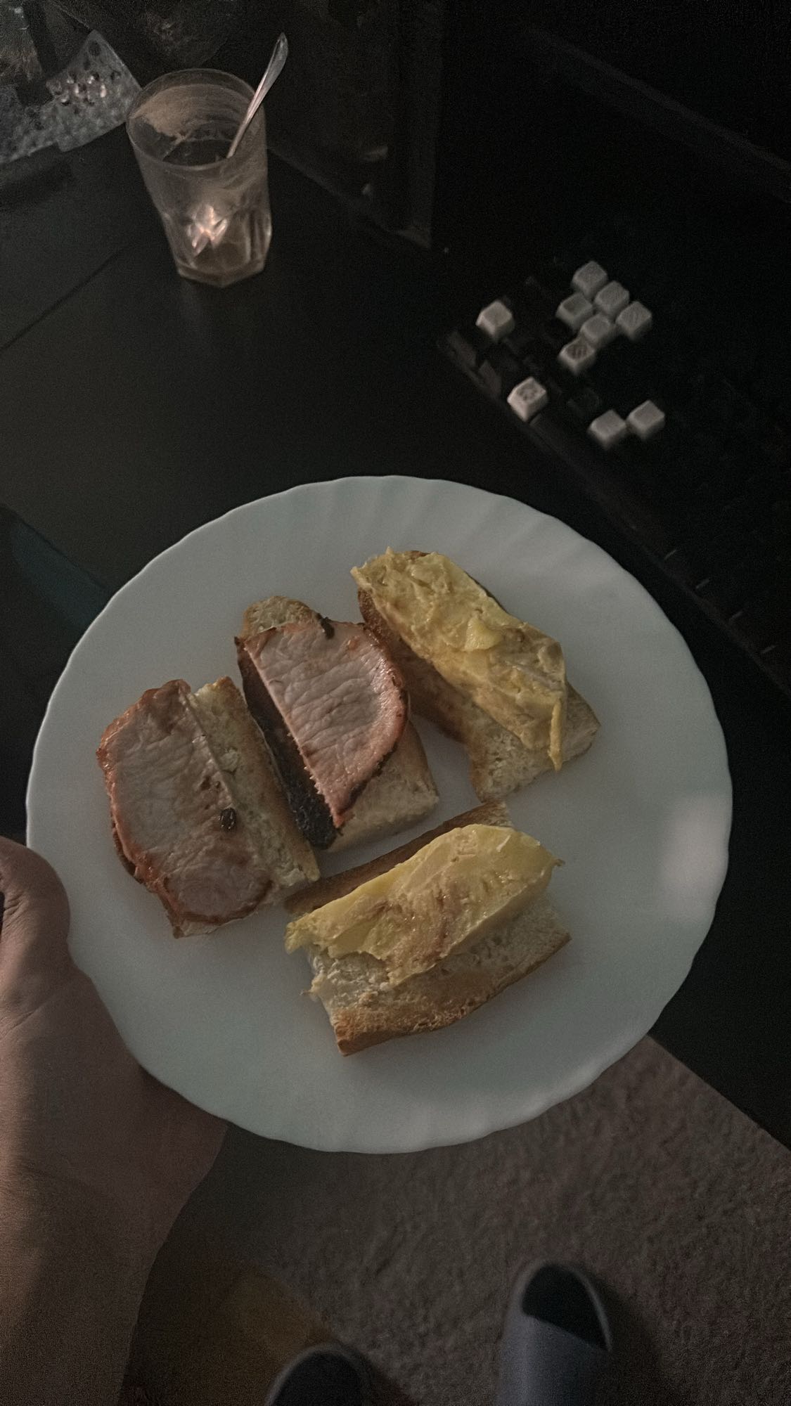 tostadas con carne y huevo