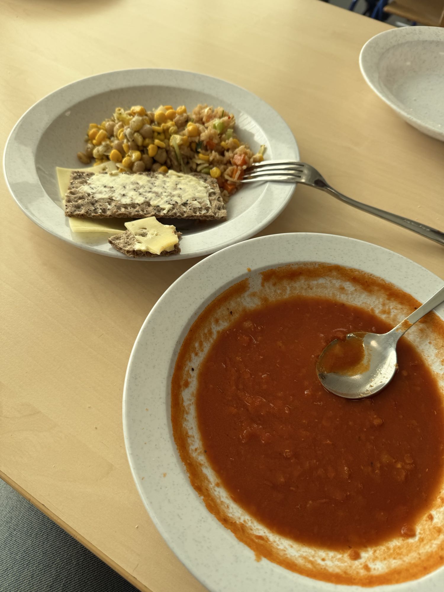 Tomatsoppa med bröd och sallad