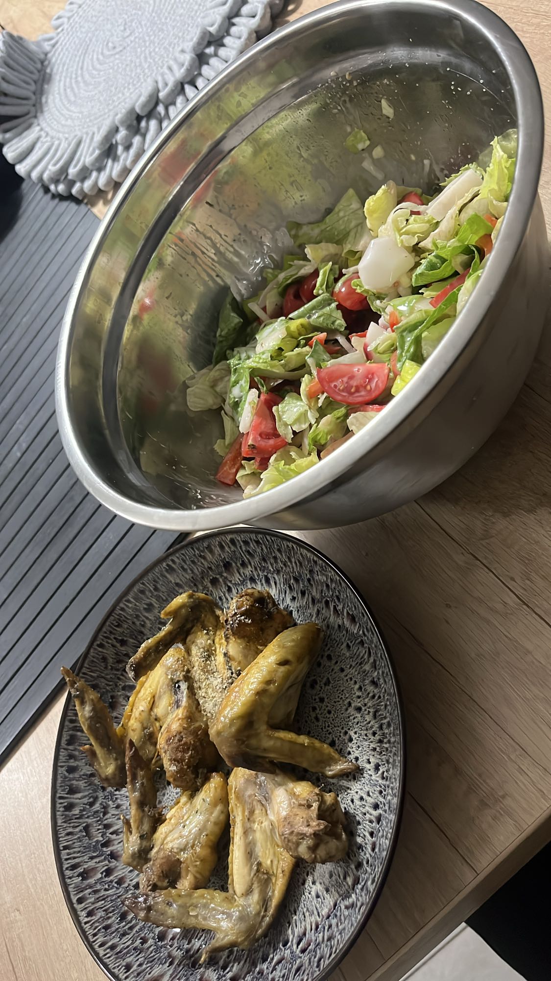 Aripi de pui cu salată