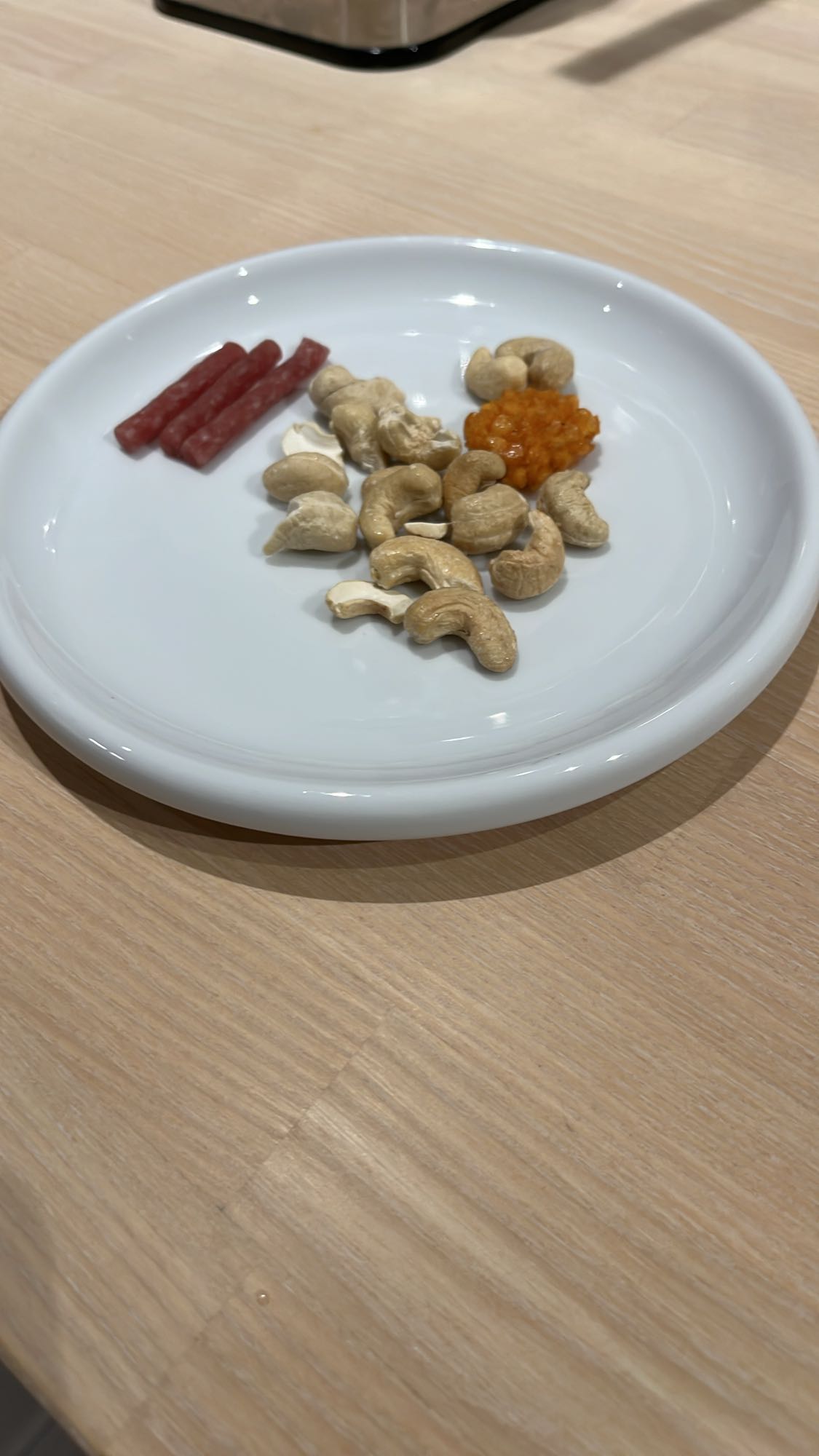 Nötter, salami & ostsnack