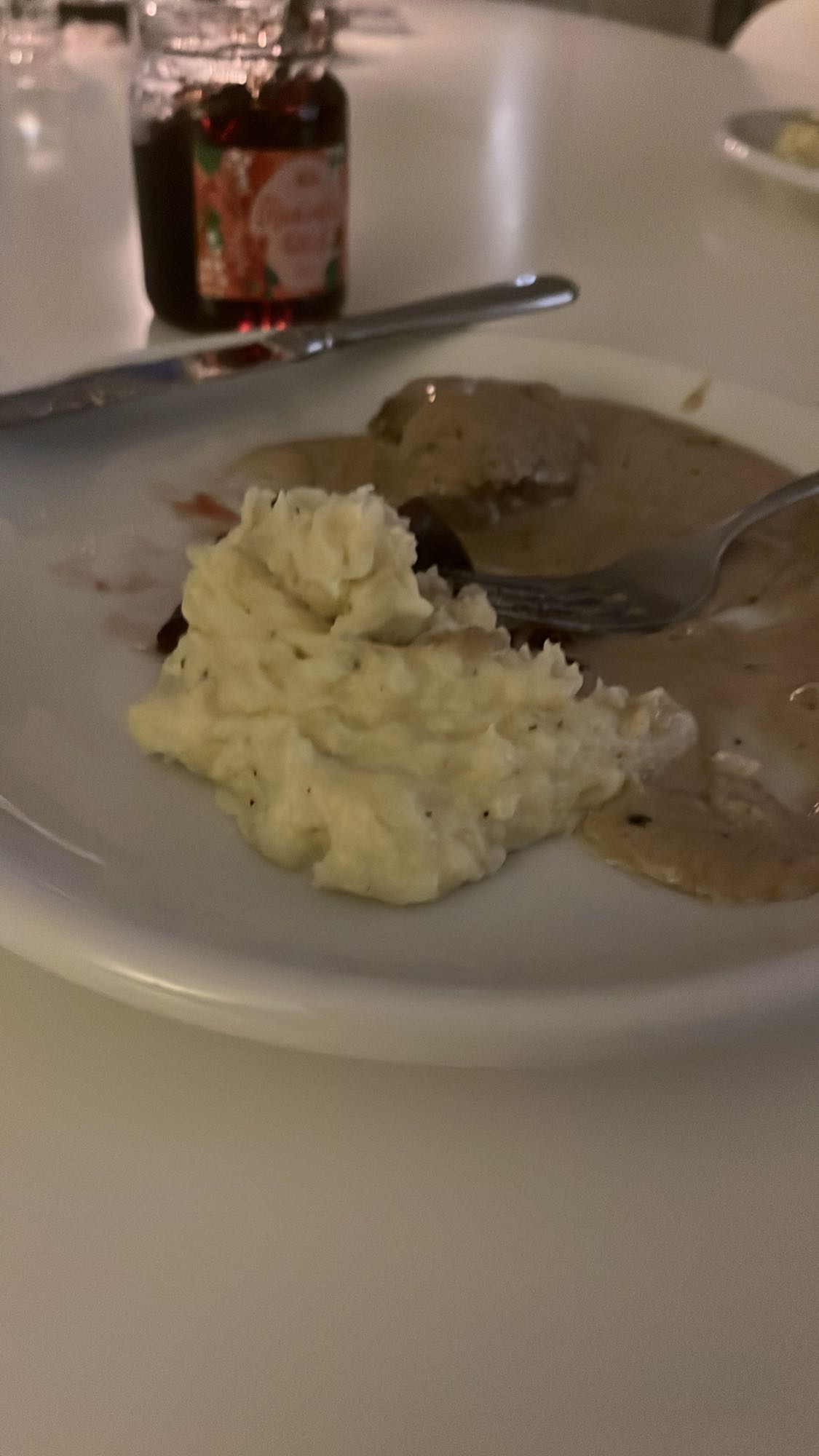 Köttbullar med mos och sås