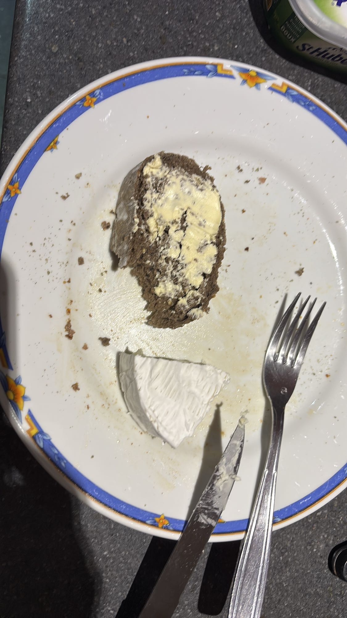 Pain noir, beurre, brie