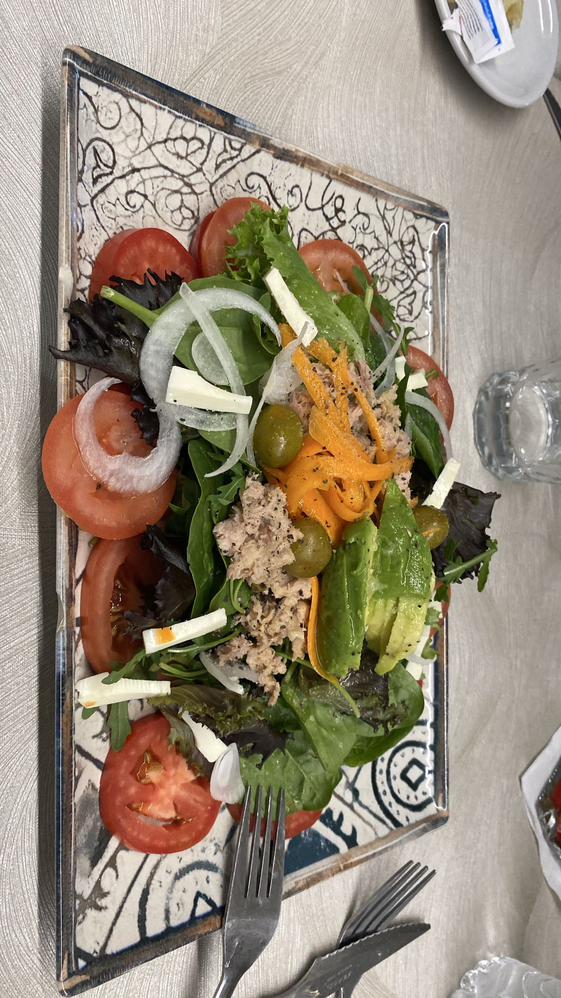 Ensalada de atún y aguacate