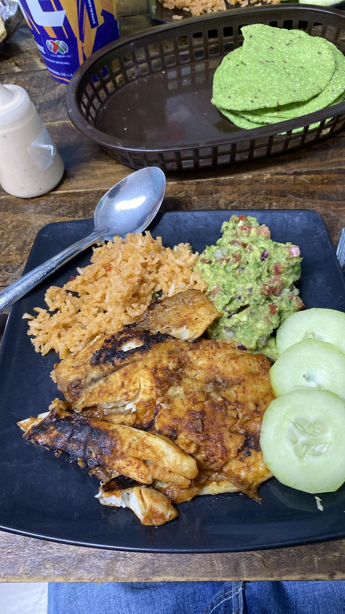 Pescado con arroz y guacamole