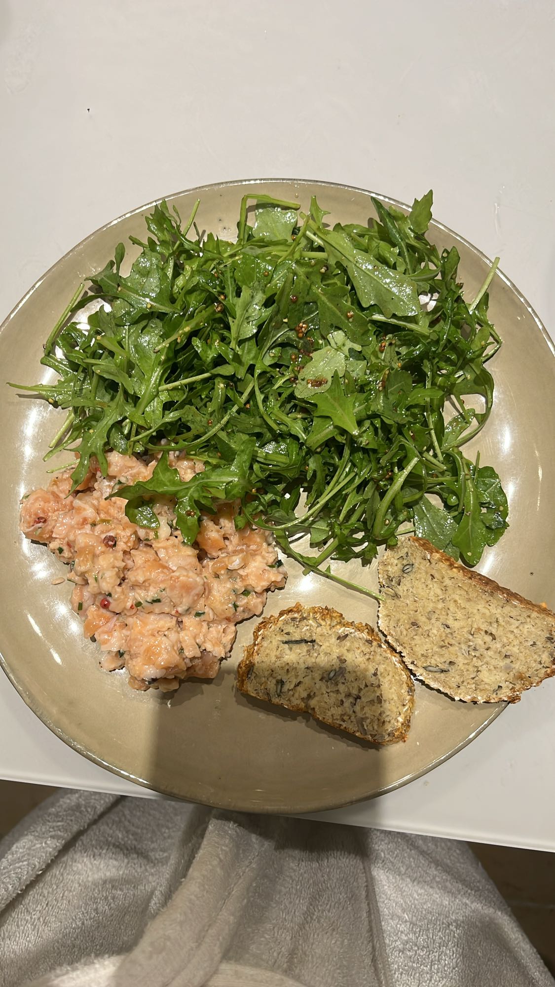 Tartare de saumon, roquette, pain