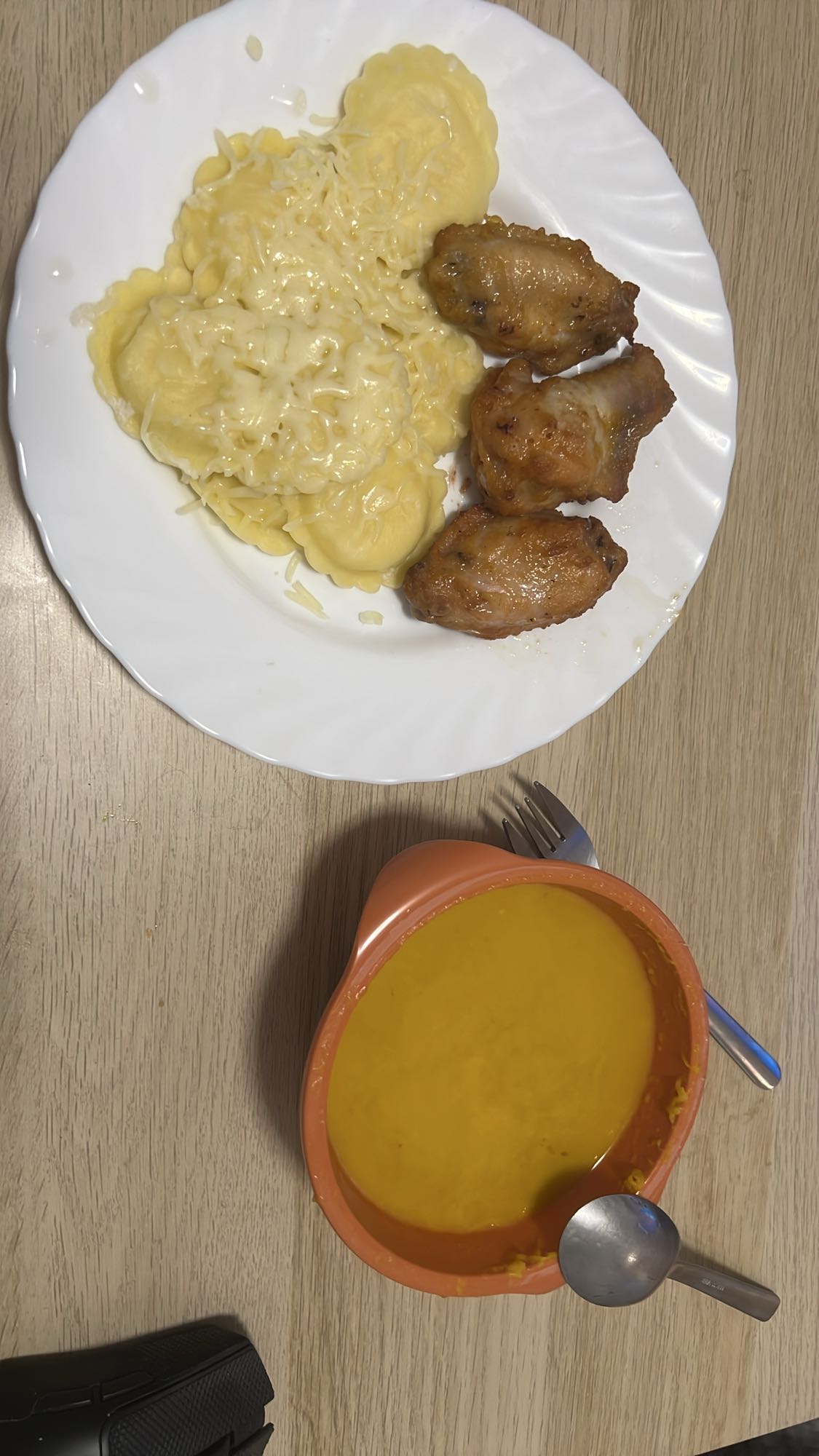 ravioles, alitas y sopa