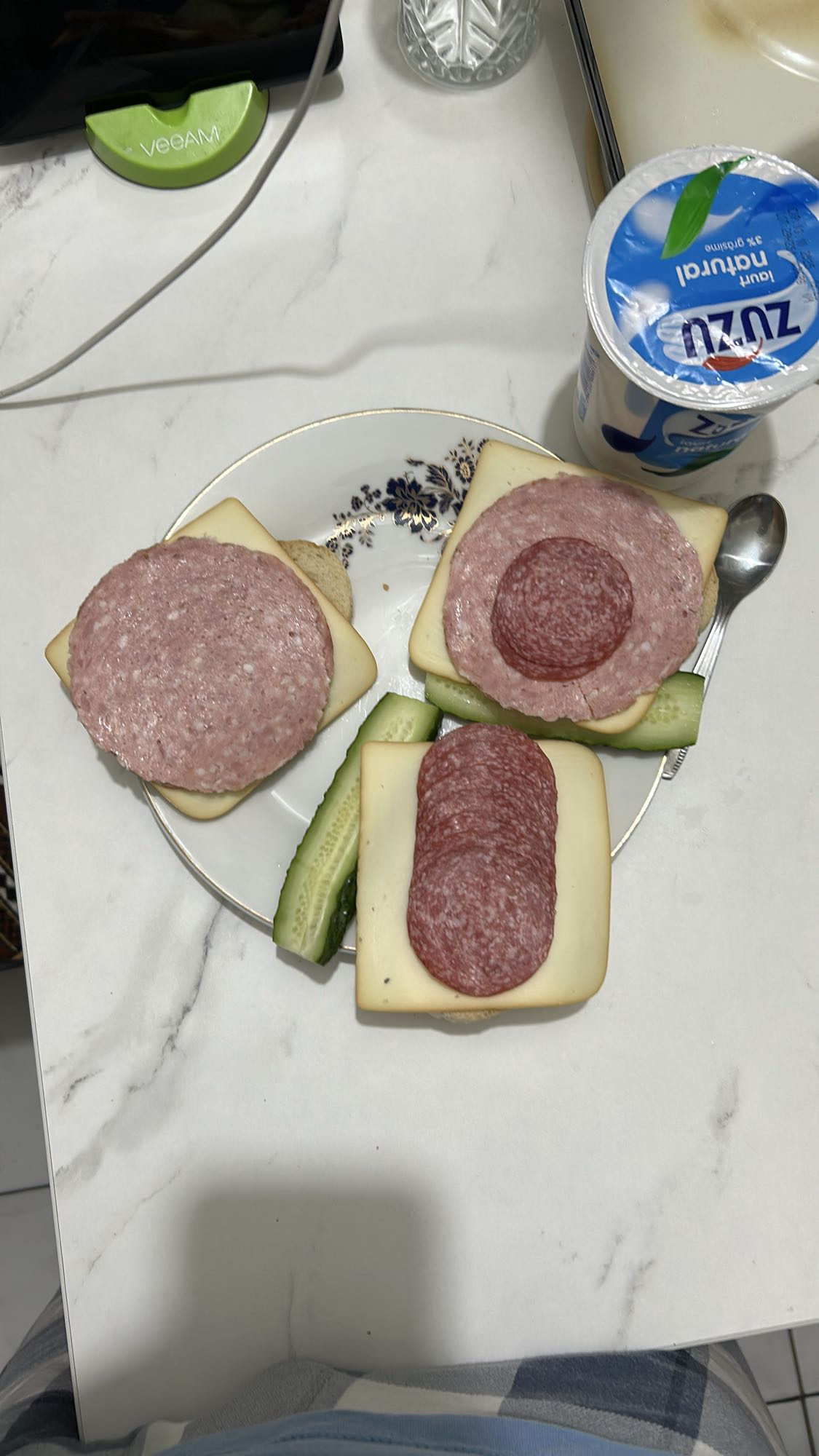 Sandviș cu salam și iaurt