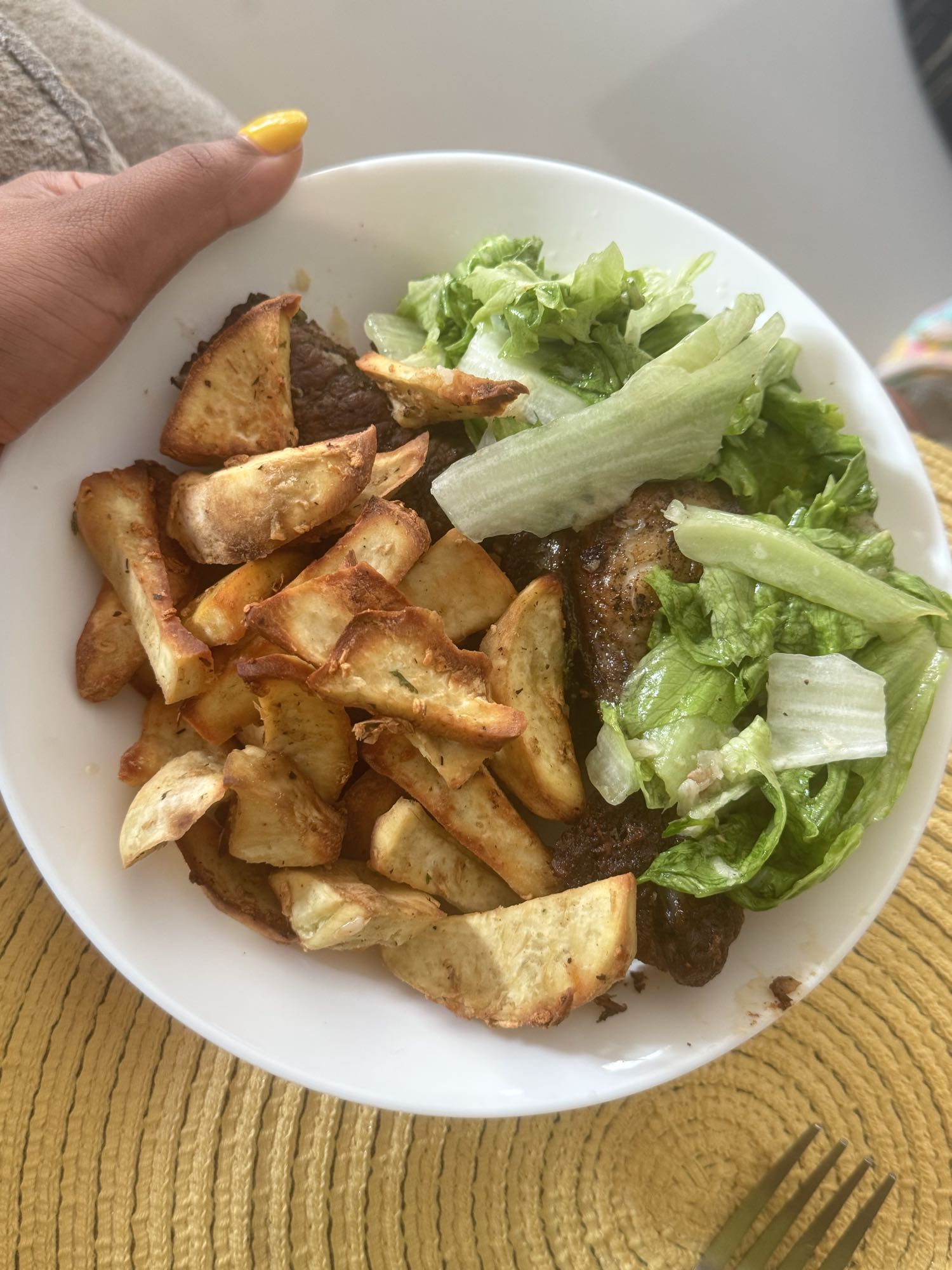 Carne de res al horno, batata y lechuga