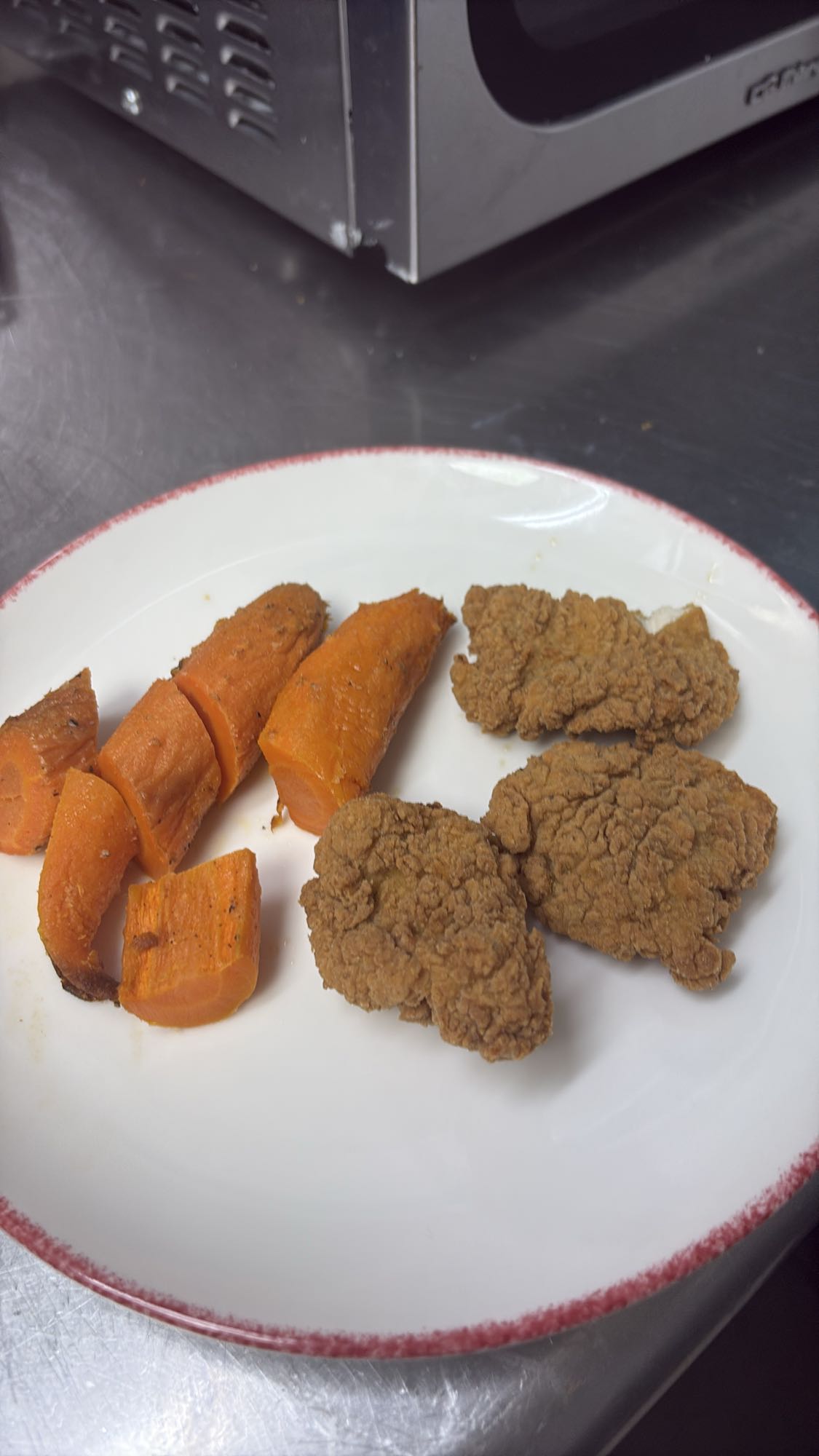 Pollo frito y zanahorias