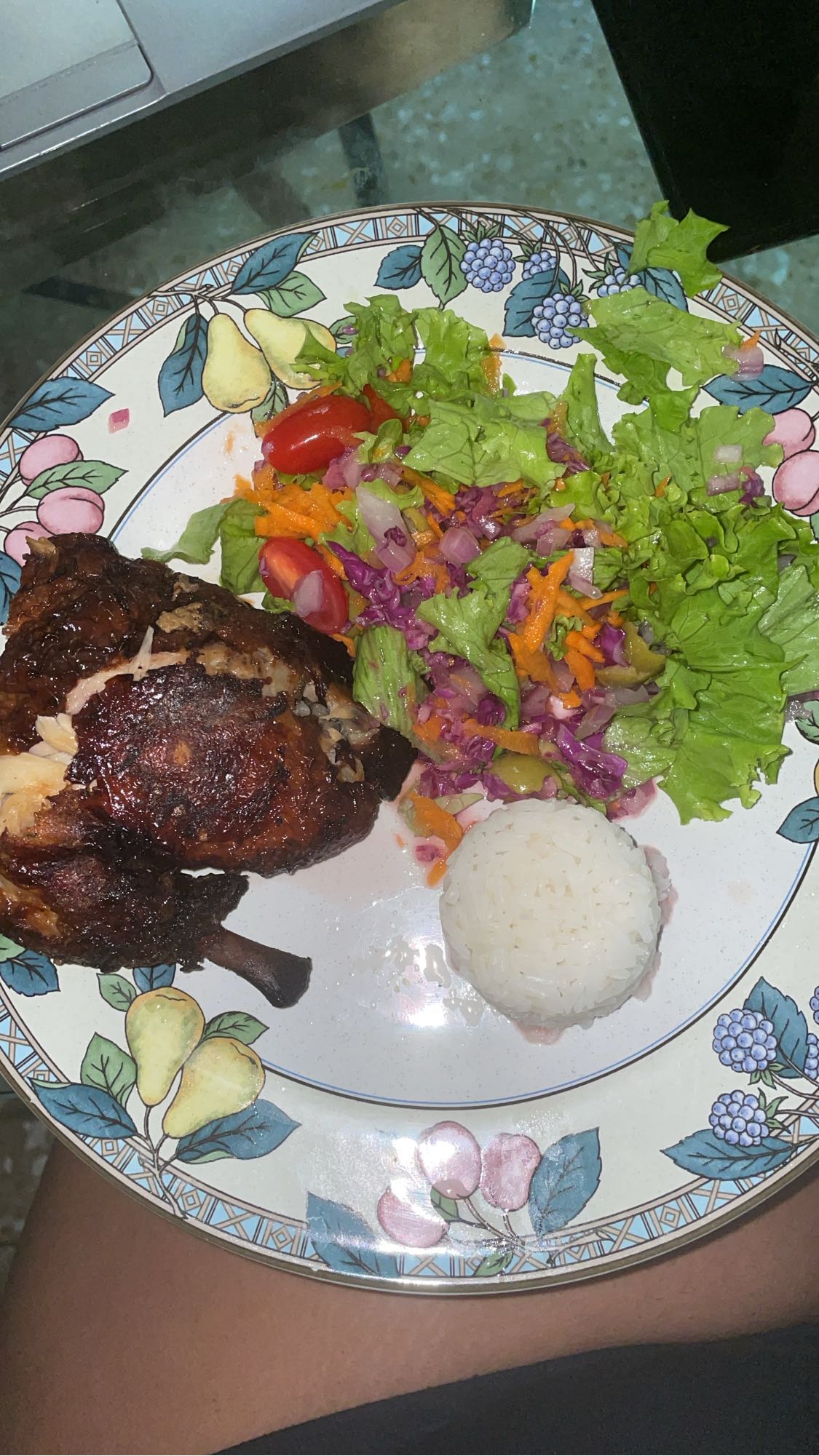 Pollo asado con ensalada y arroz