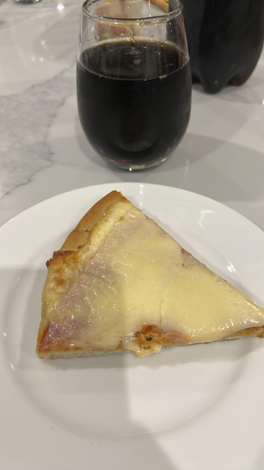 Rebanada de pizza y refresco