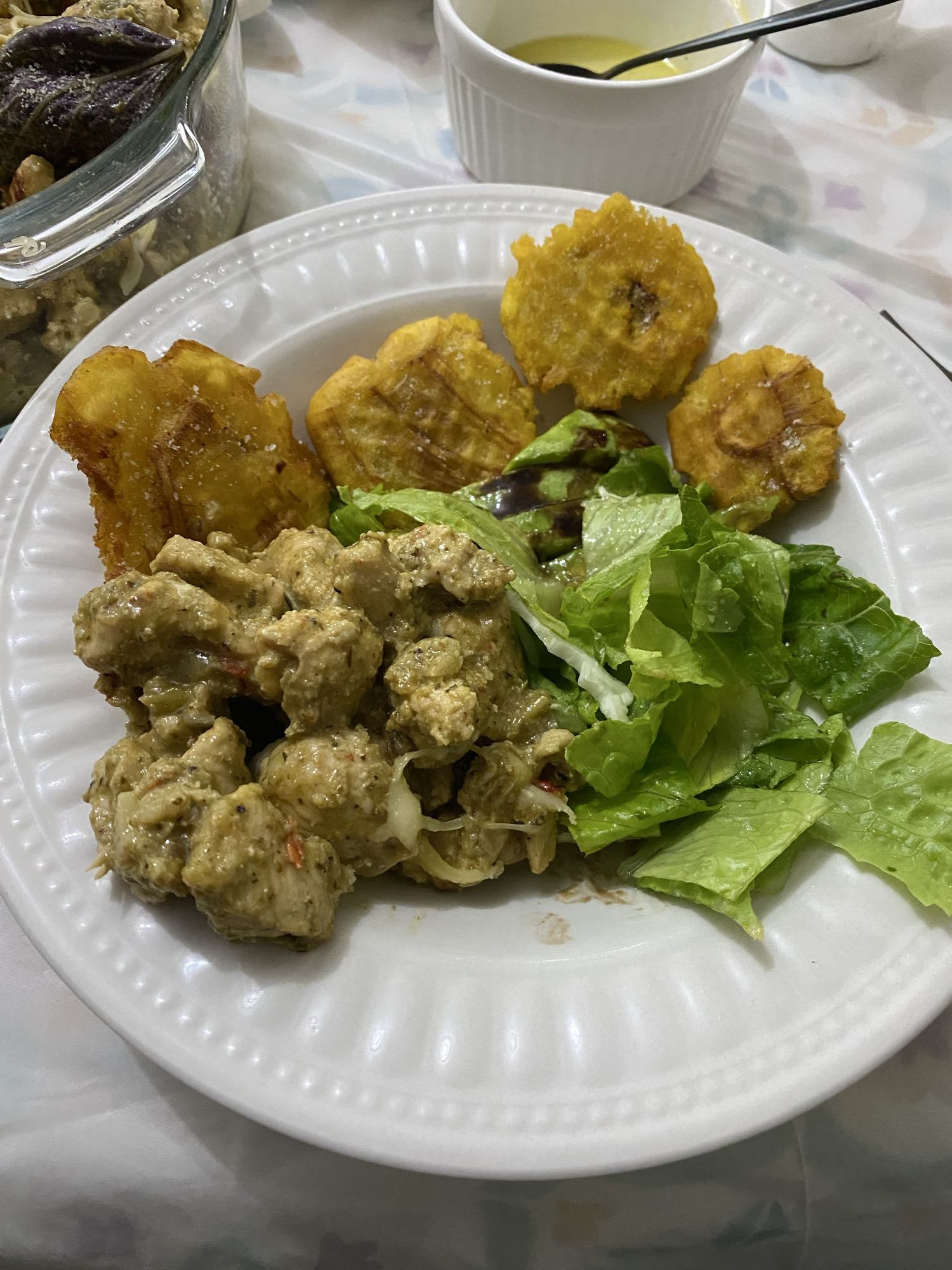 Pollo con tostones y ensalada