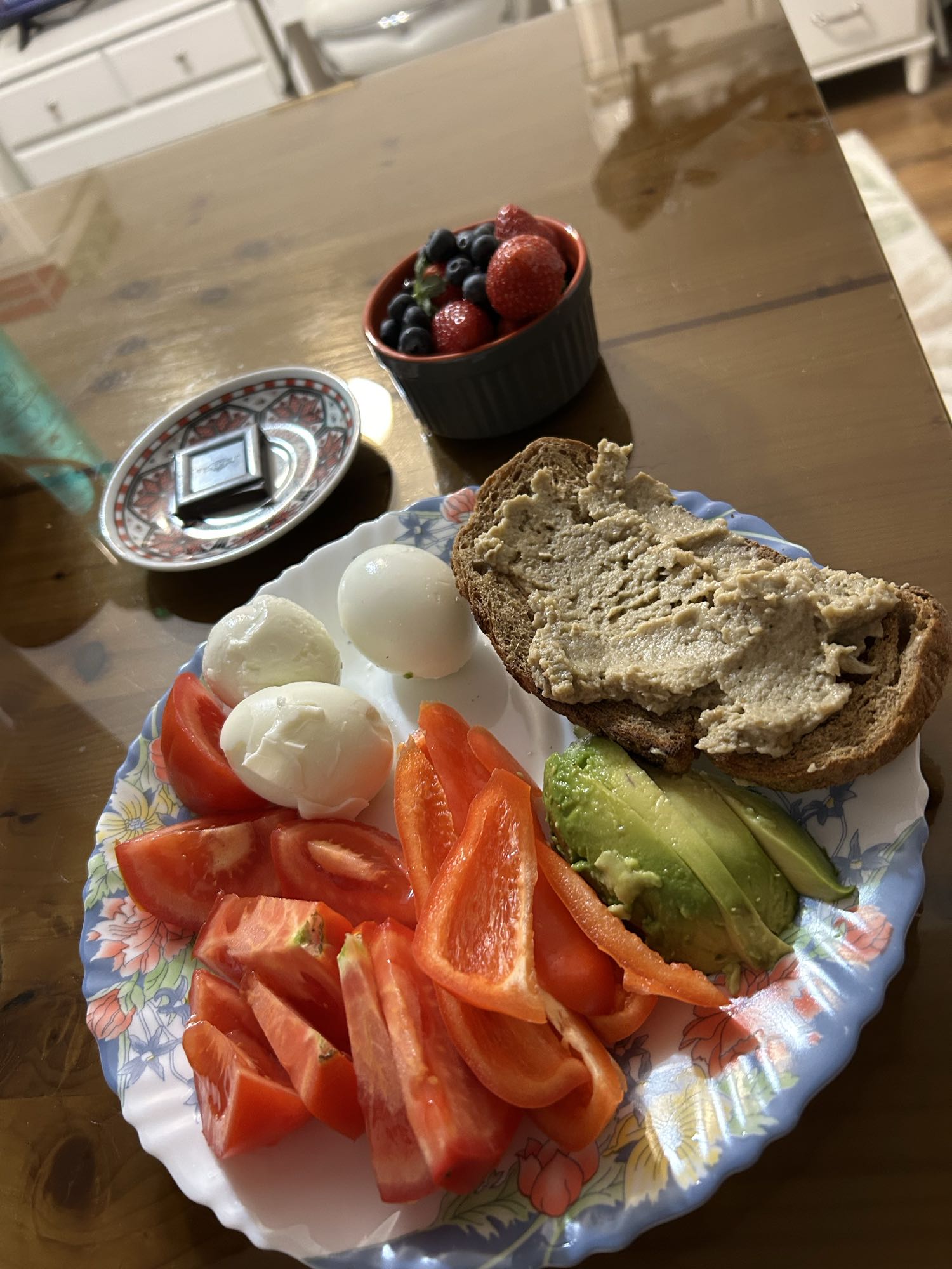 Mic dejun sănătos cu salată de vinete și ouă