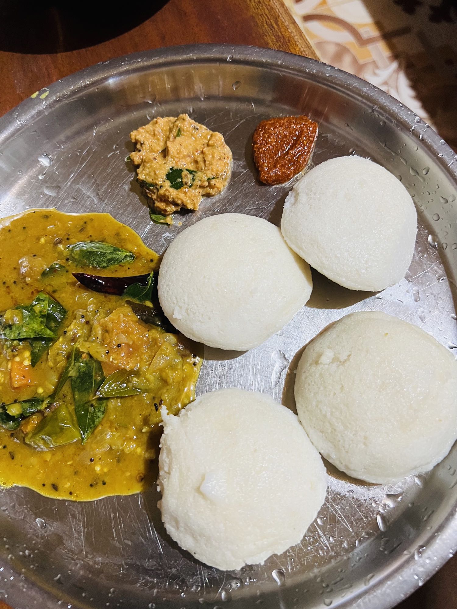 Idli with sambar & chutney