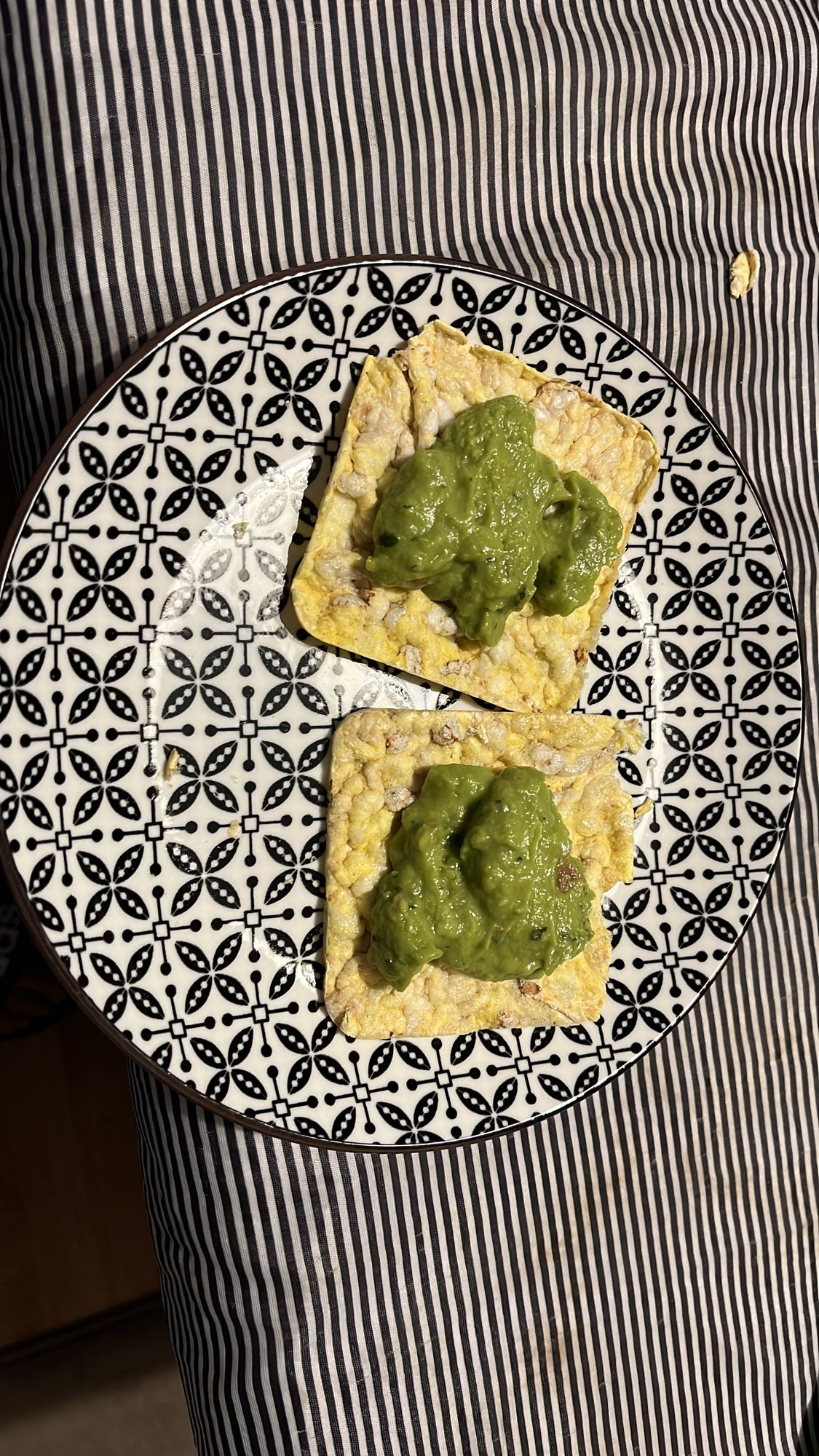 Оризови крекери с гуакамоле