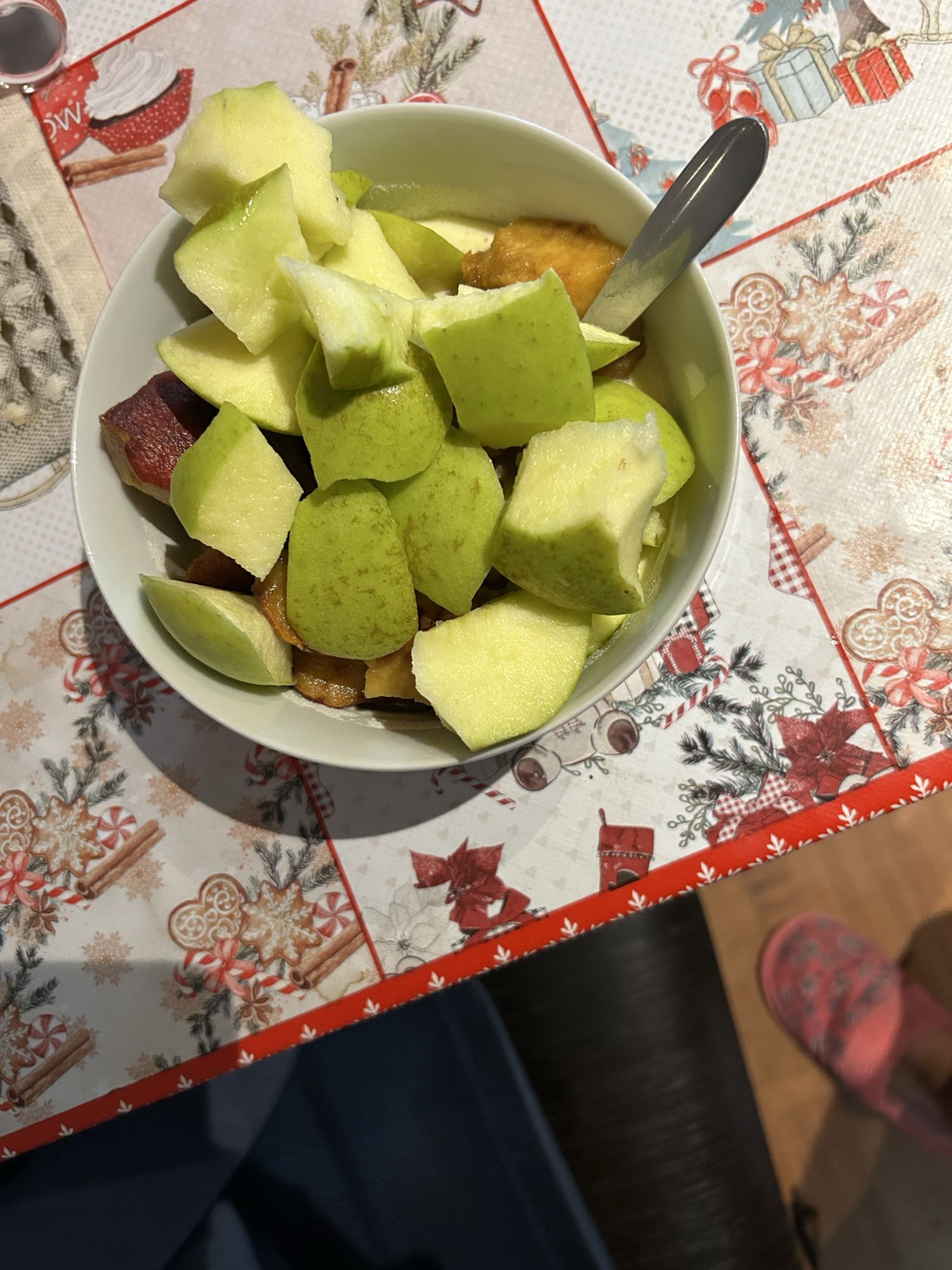 Iaurt cu pudră proteică, măr și piersică