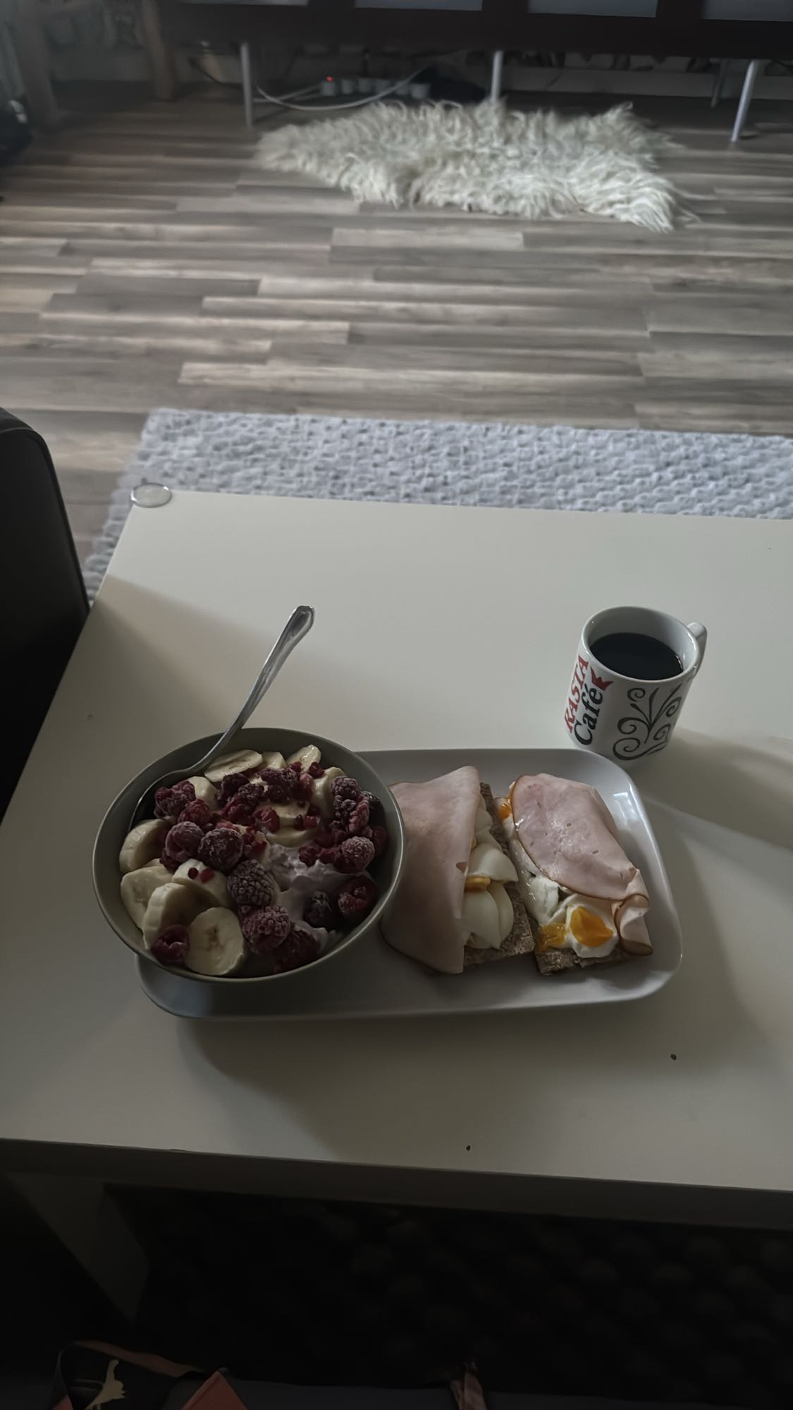 Frukost med yoghurt och ägg