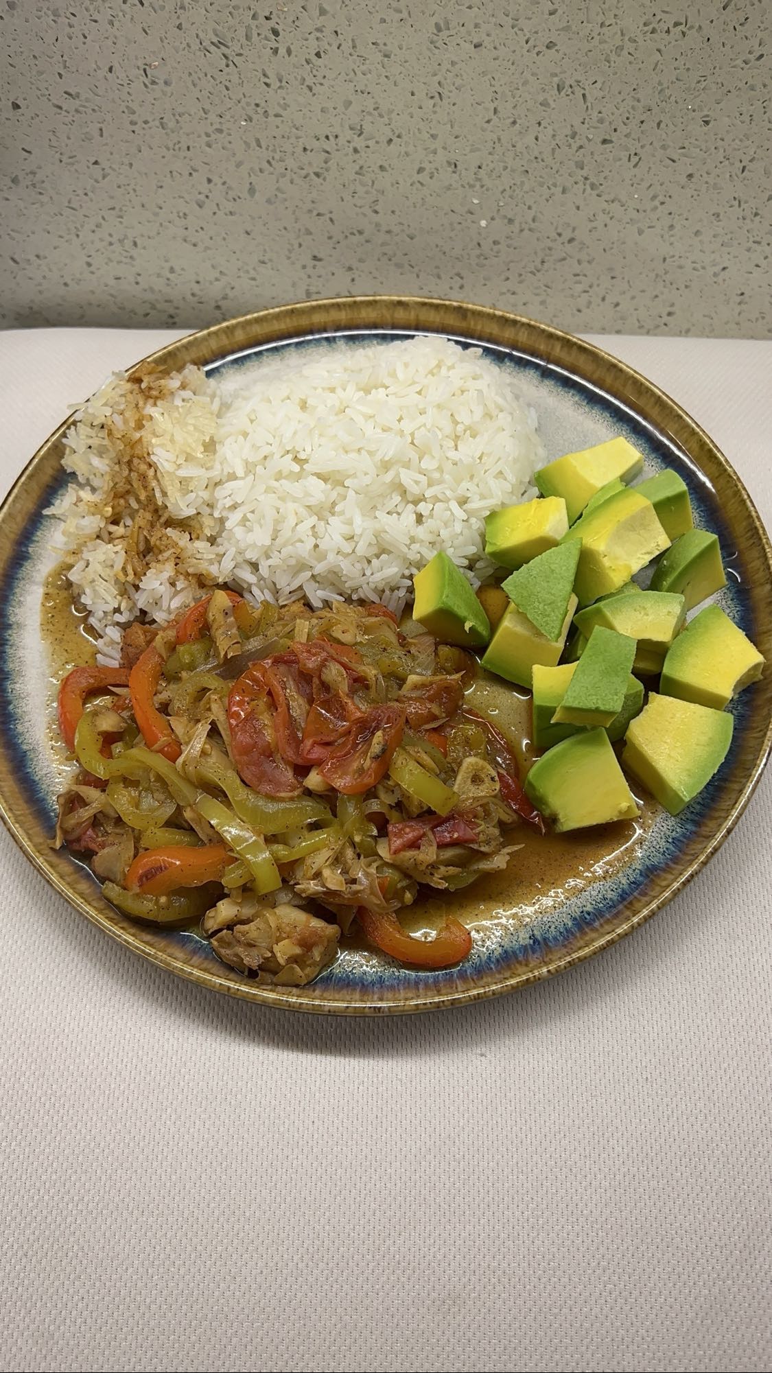 Arroz con vegetales y aguacate