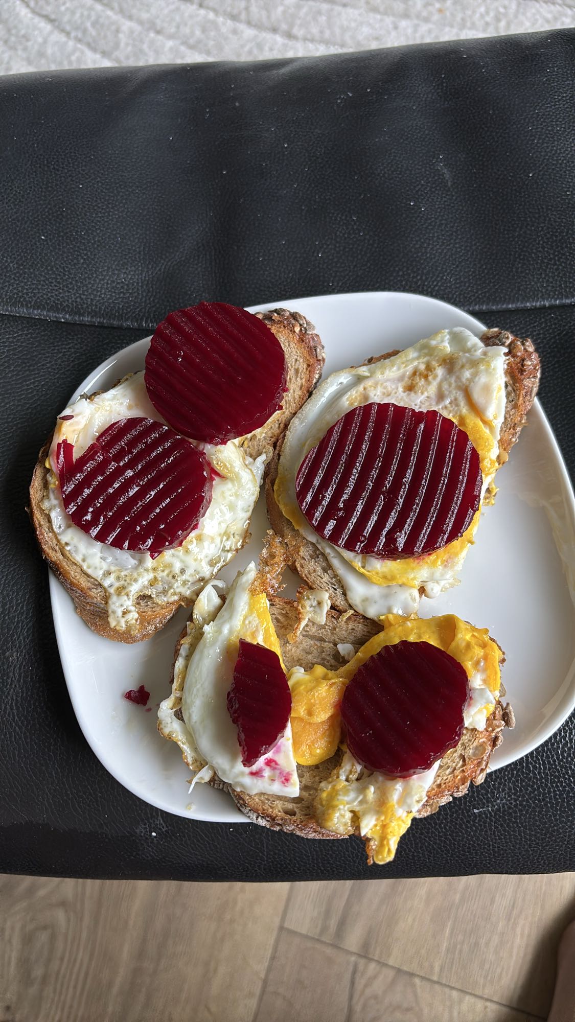 Egg og rødbete på brød