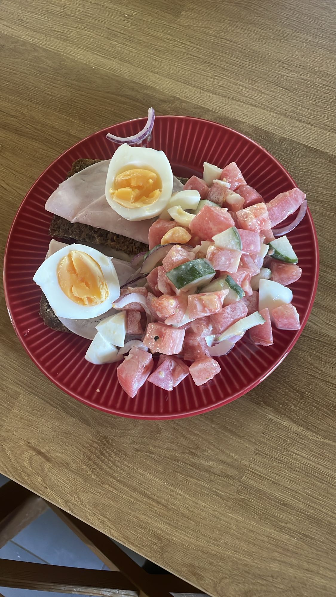 Jajka z sałatką i szynką