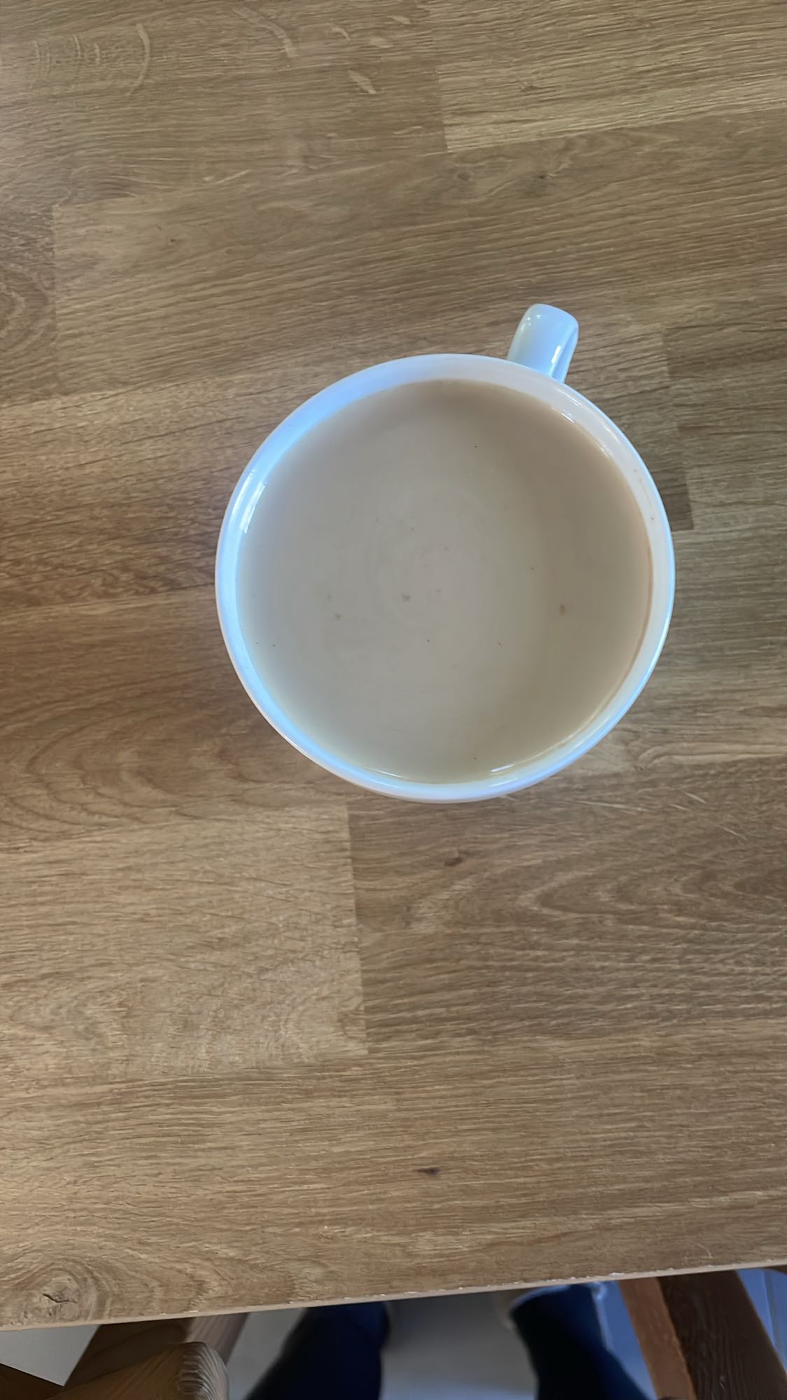 kubek kawy z mlekiem