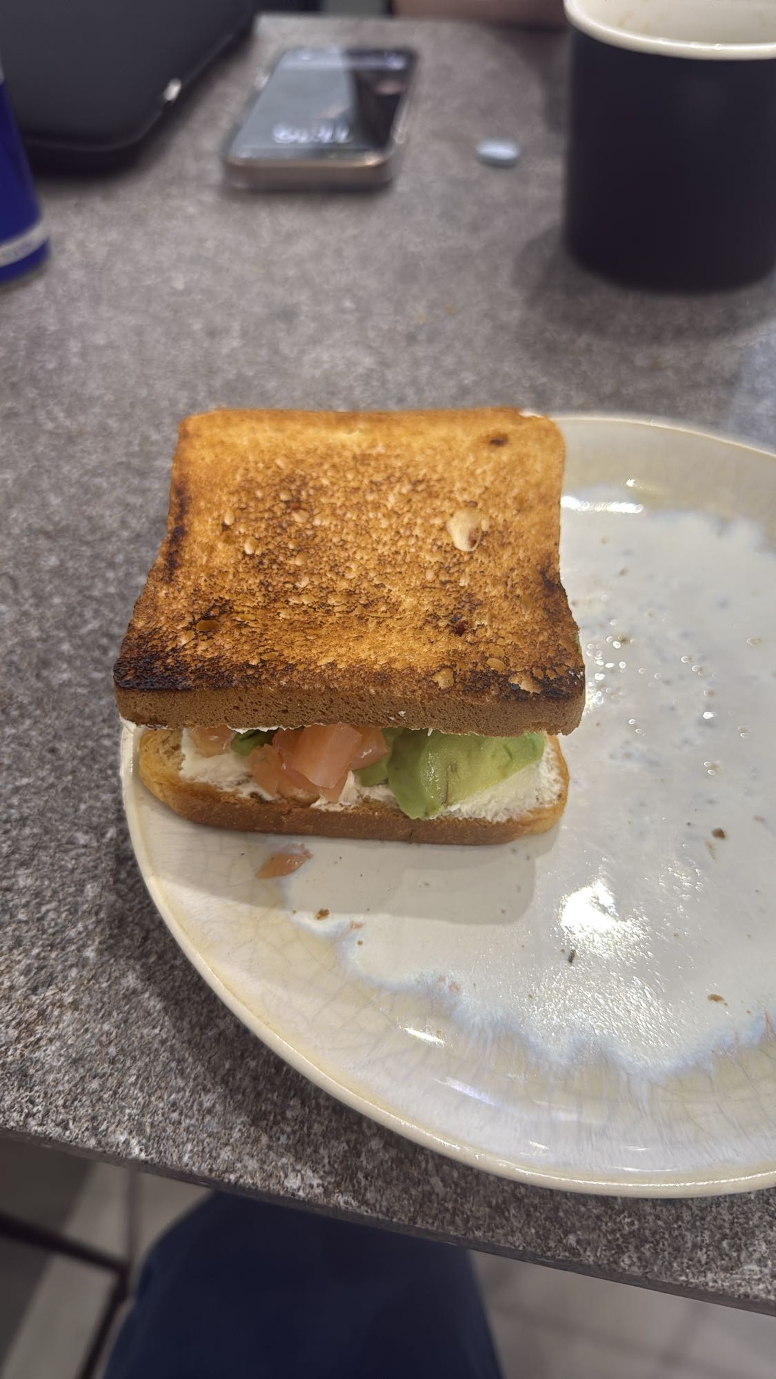 тост с лососем и авокадо