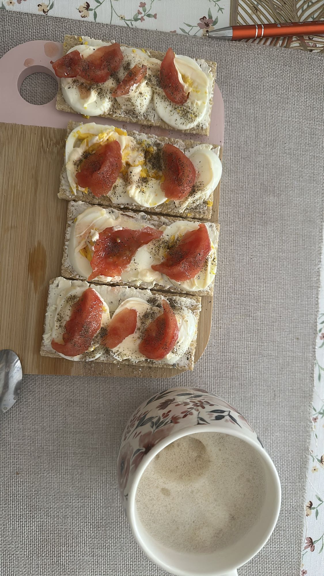 Kanapki z jajkiem i kawą