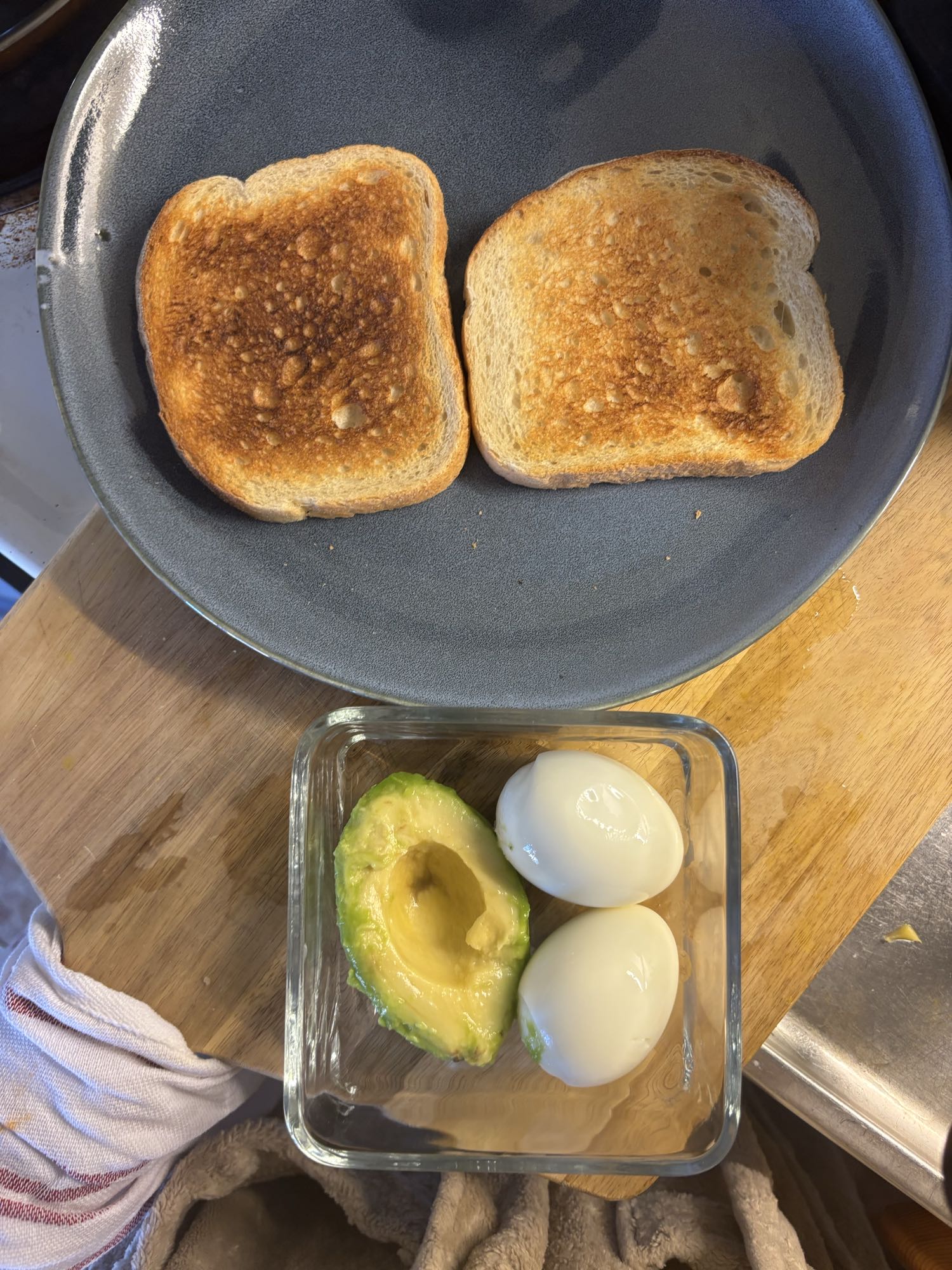 Rostat bröd med ägg & avokado