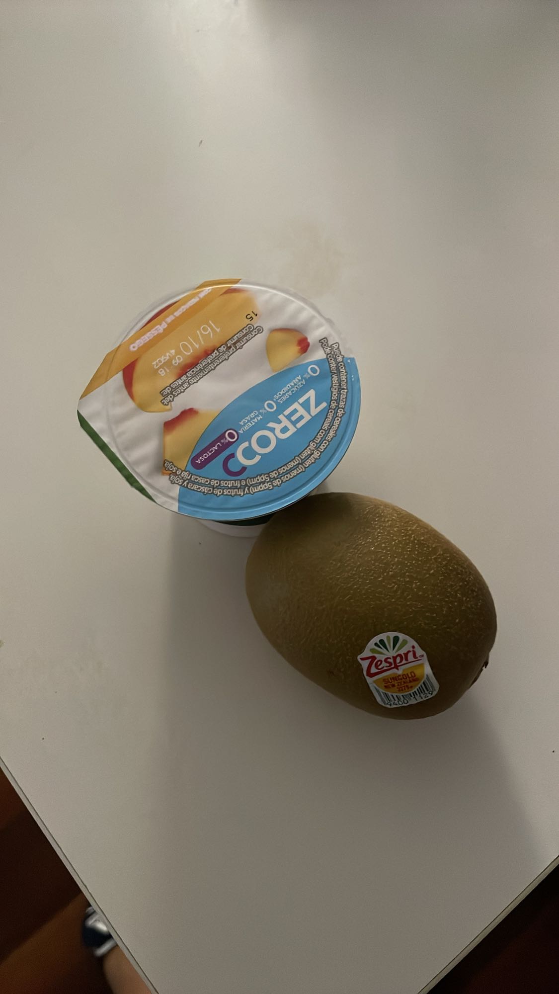 Yogur y kiwi dorado