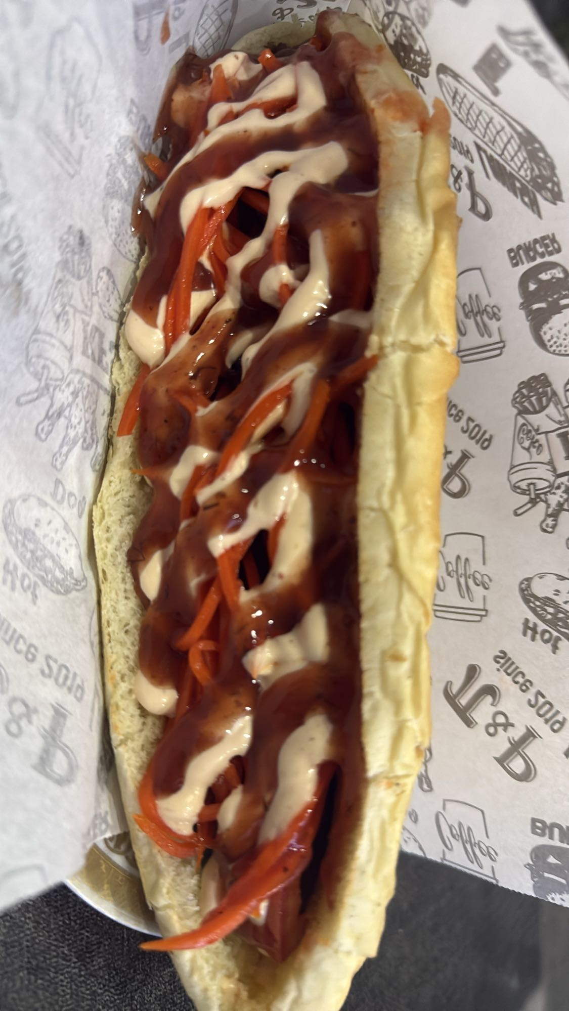 Хот-дог с соусами