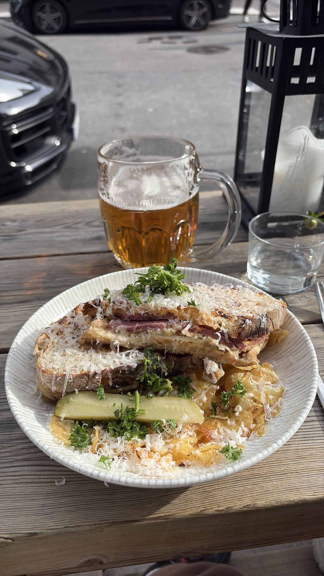 Halv grillad smörgås med chips