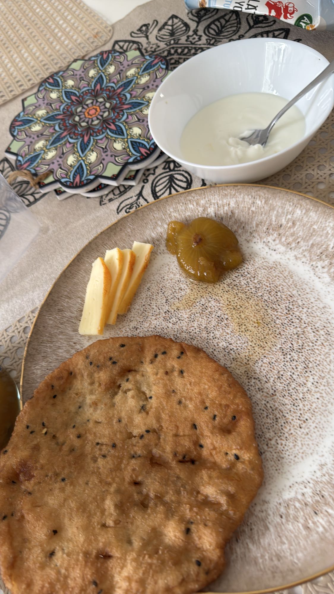 Friterat bröd med ost & yoghurt