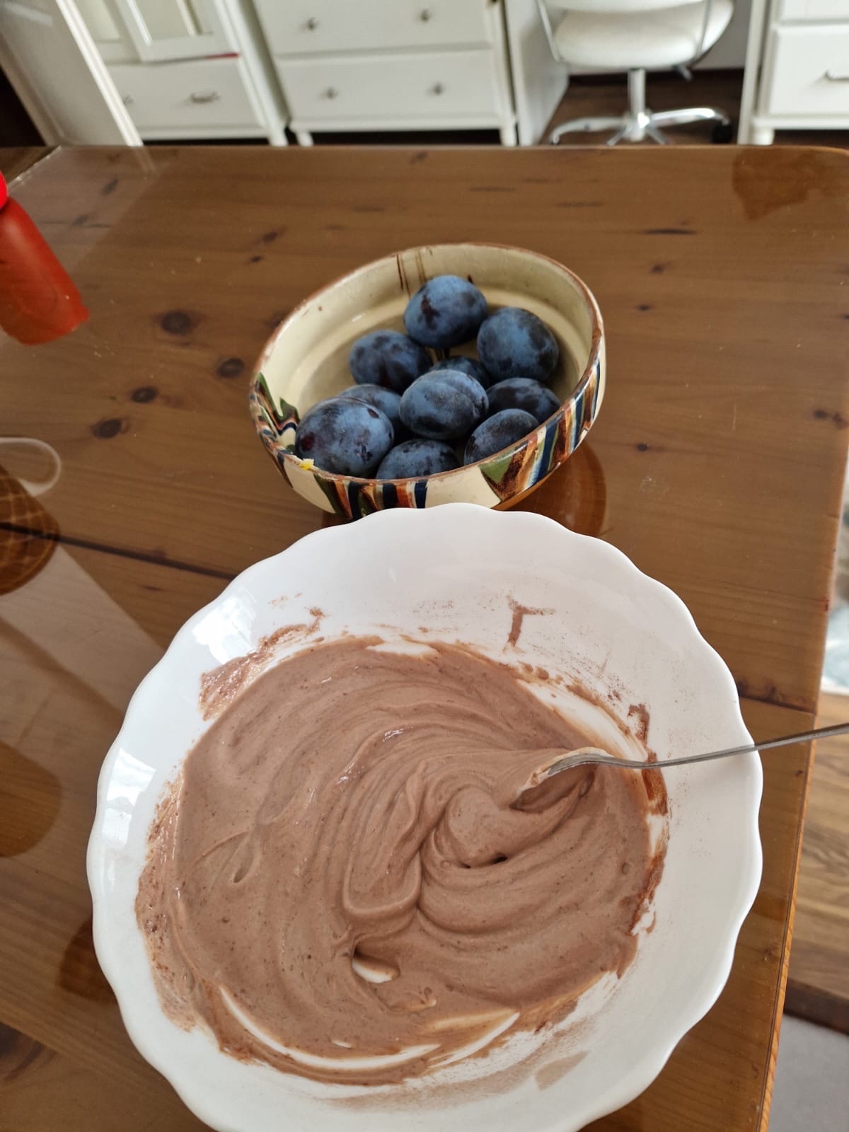 Cină cu iaurt proteic, pudră proteică și prune