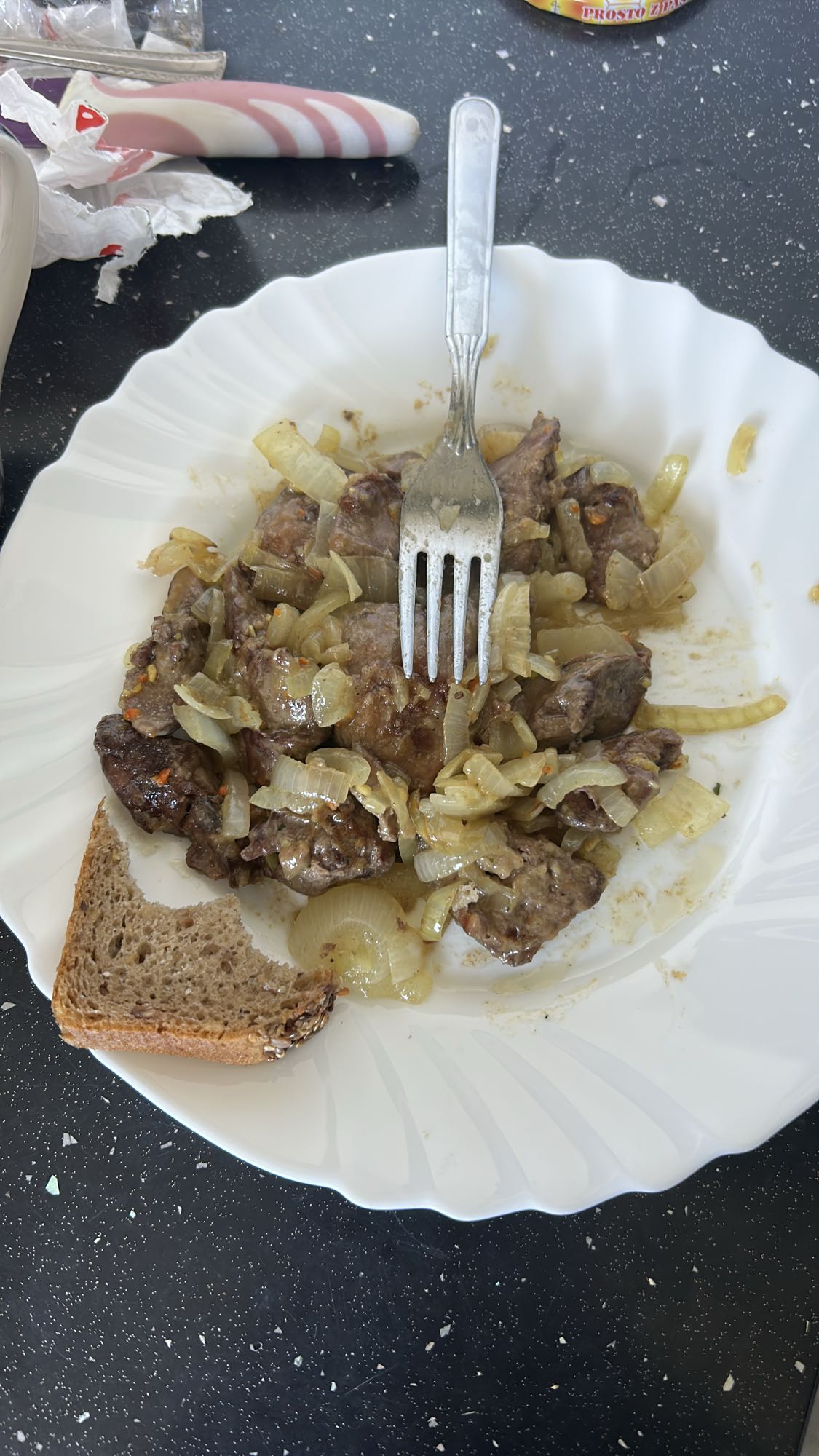 Wątróbka z cebulą i chlebem