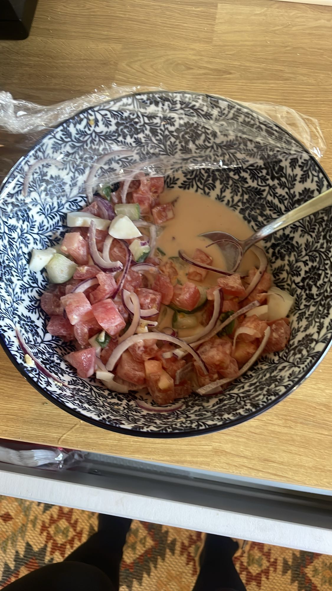 sałatka z pomidorami, cebulą, śmietaną i jajkiem