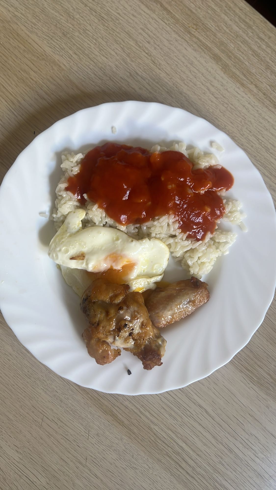 Arroz con huevo y pollo