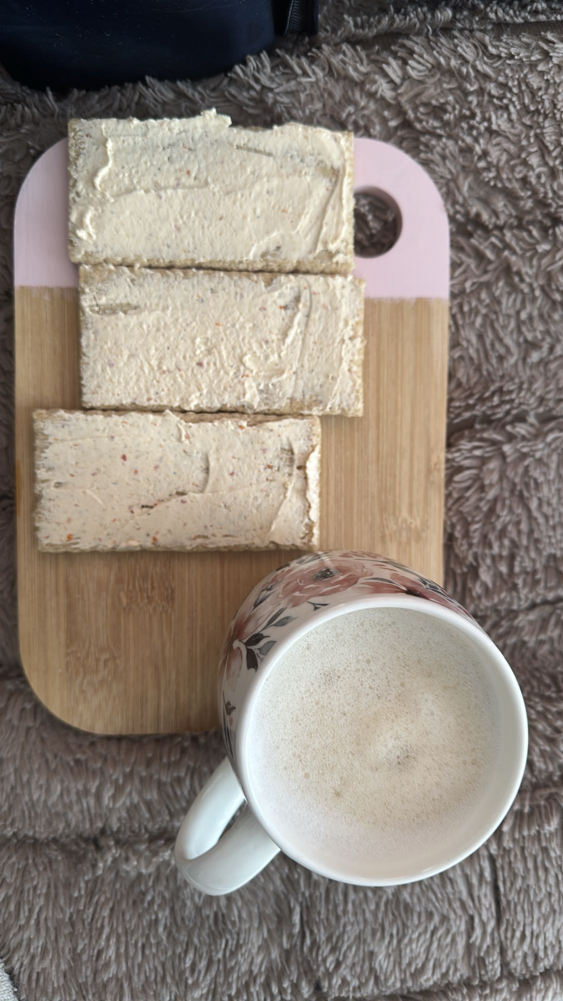 Wafle z serkiem i kawa