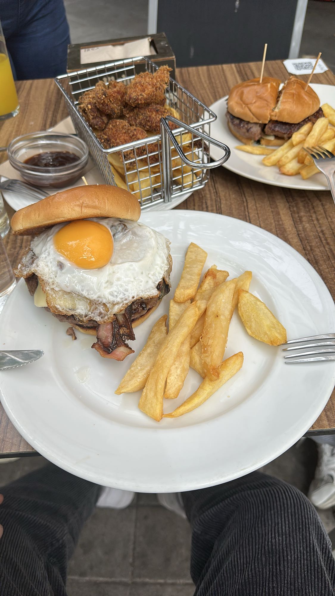 Hamburguesa con papas y huevo