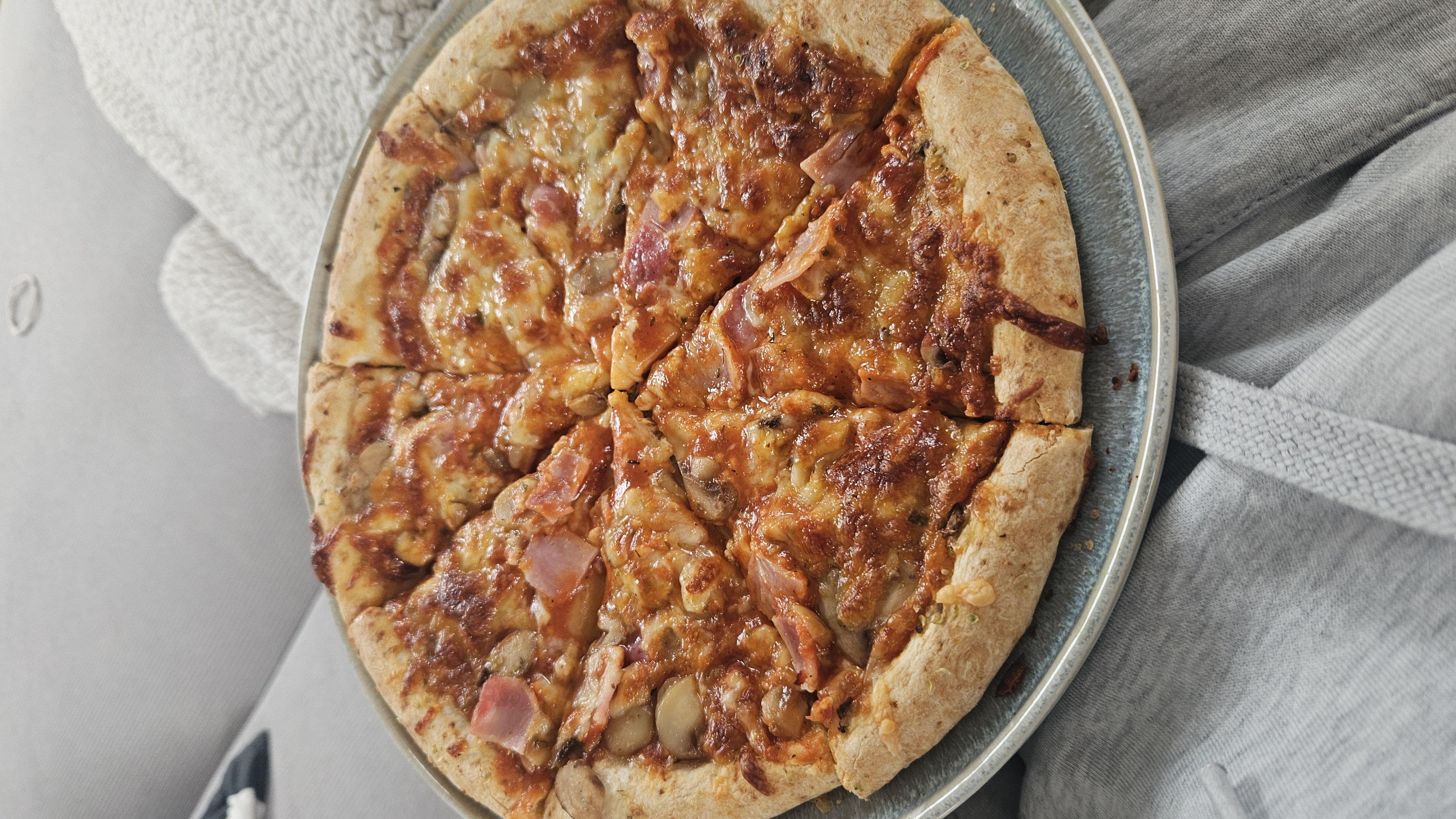 Pizza met ham en champignons