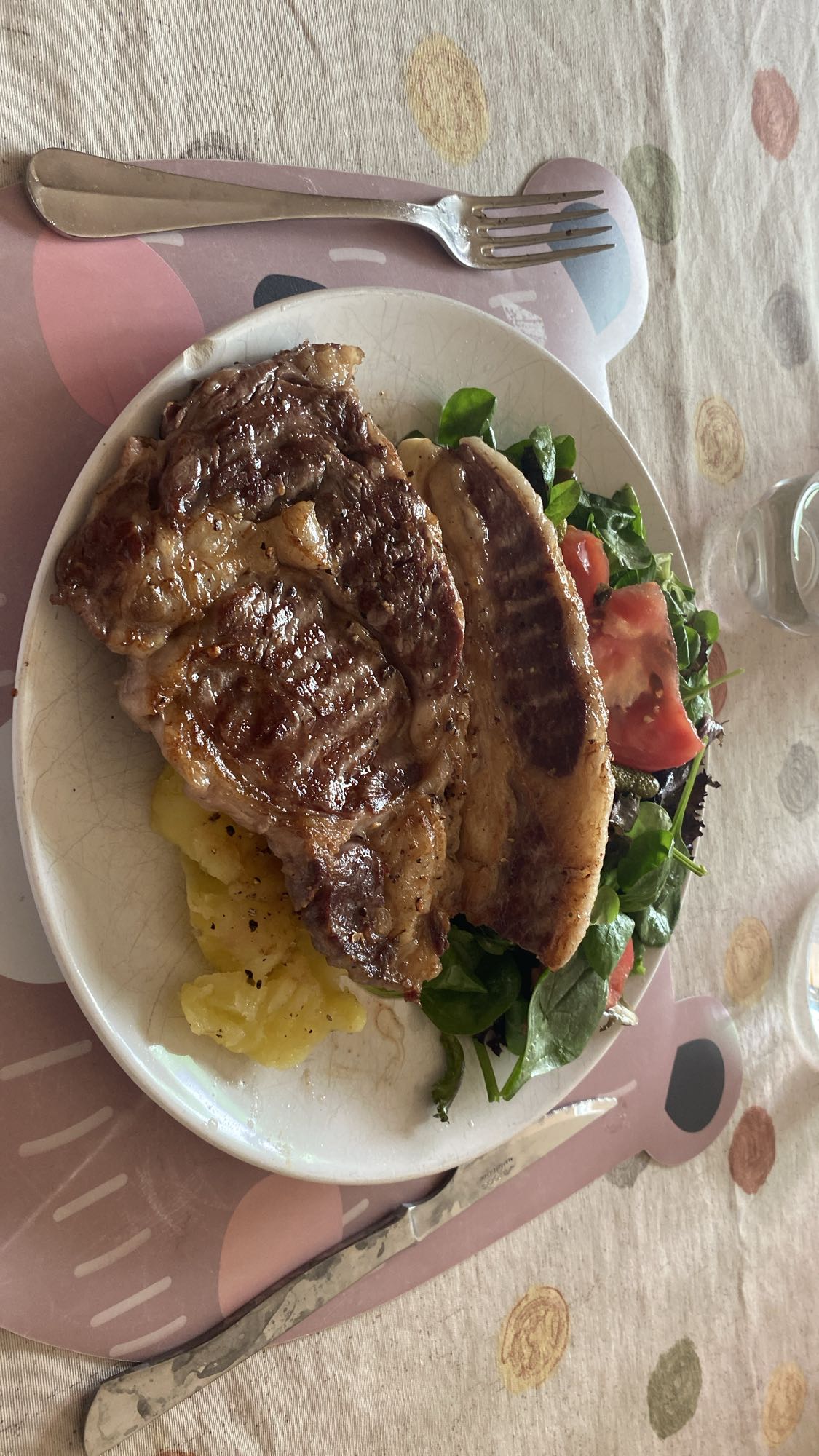 Bistec con ensalada y papas