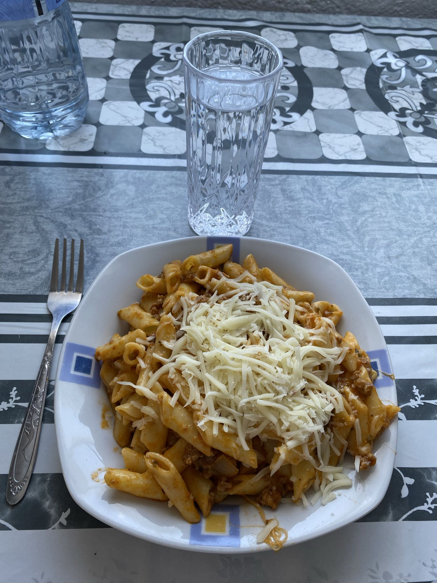 Pasta con carne y queso