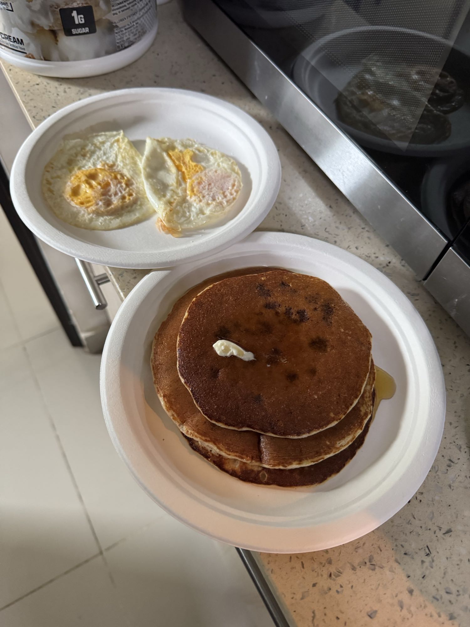 Hotcakes y huevos fritos