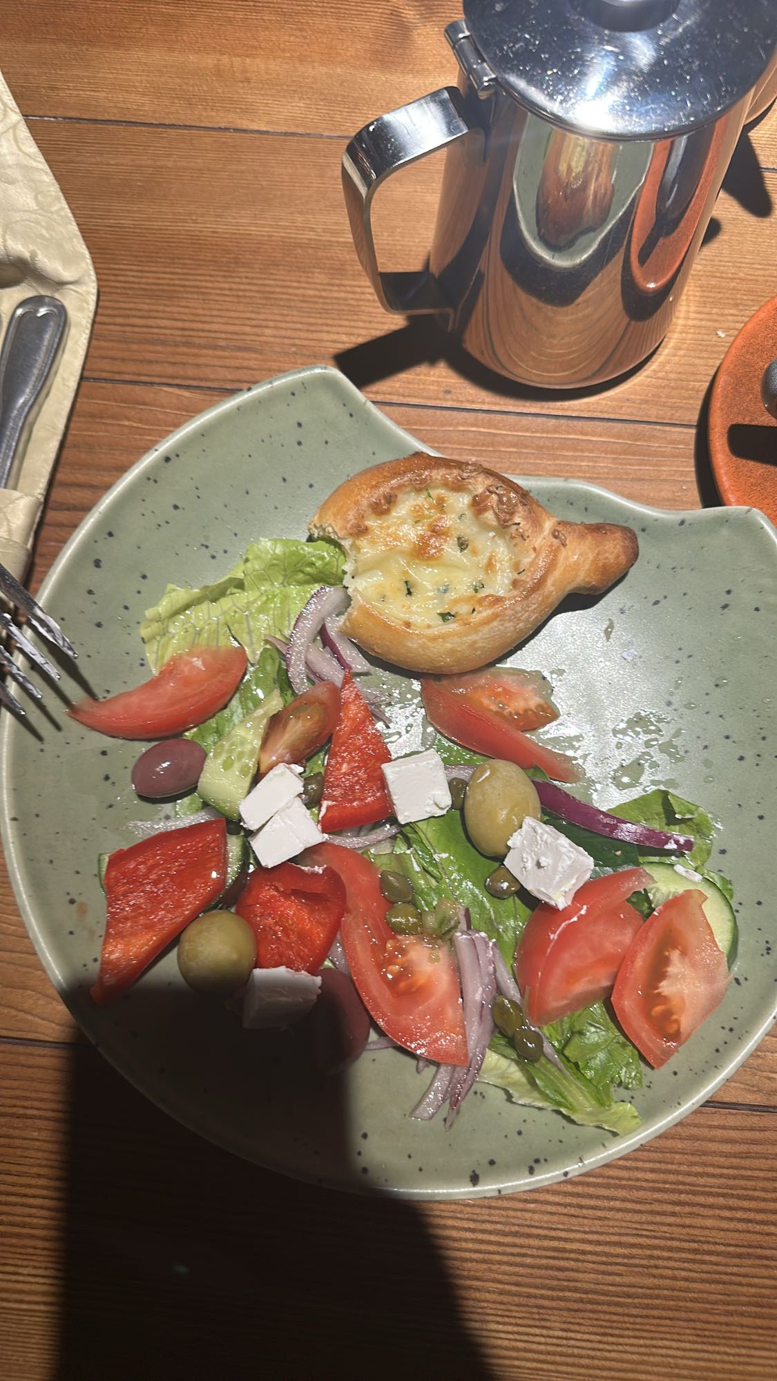 Греческий салат с пирожком